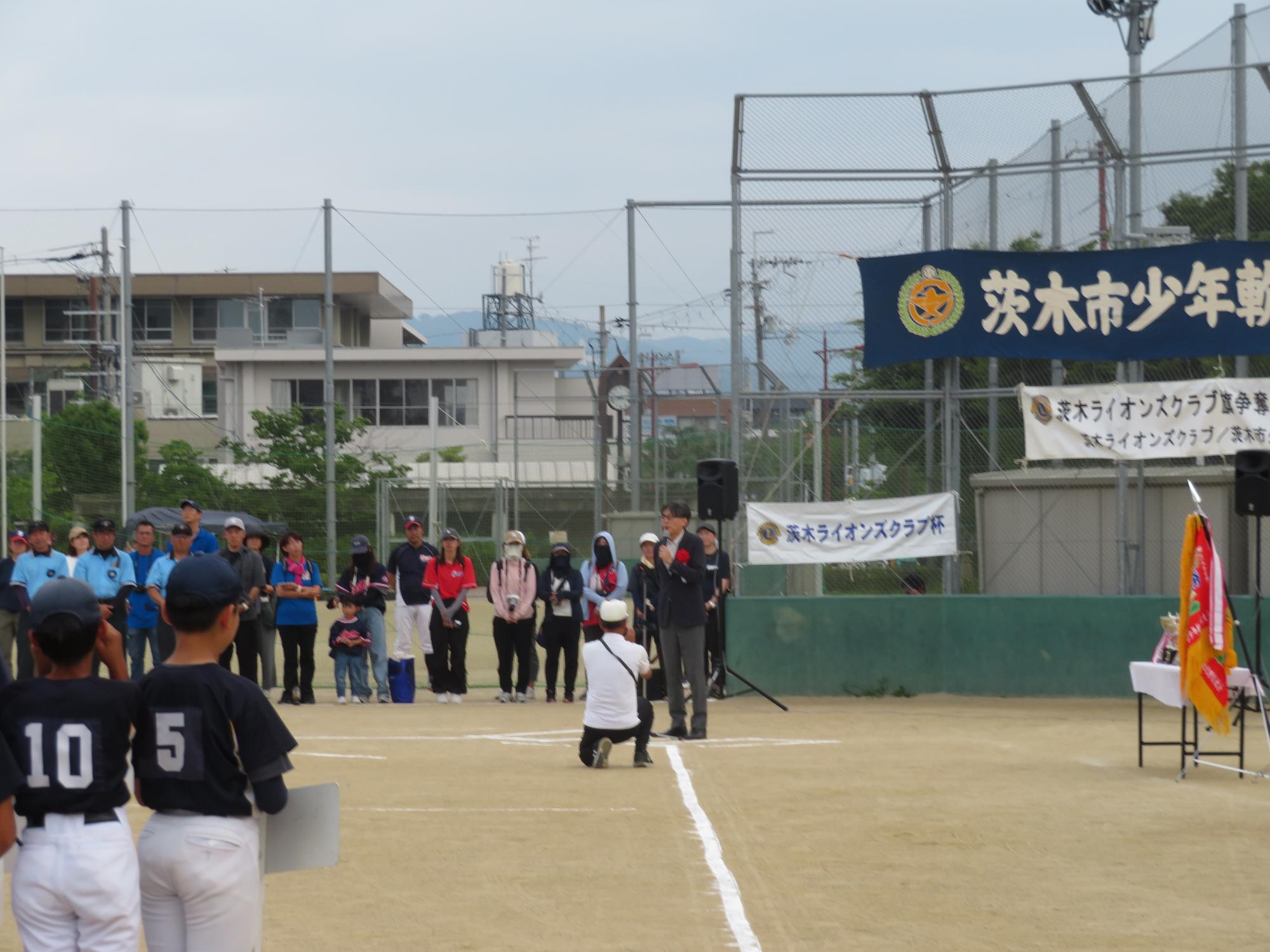 参加者の前であいさつをする市長の写真