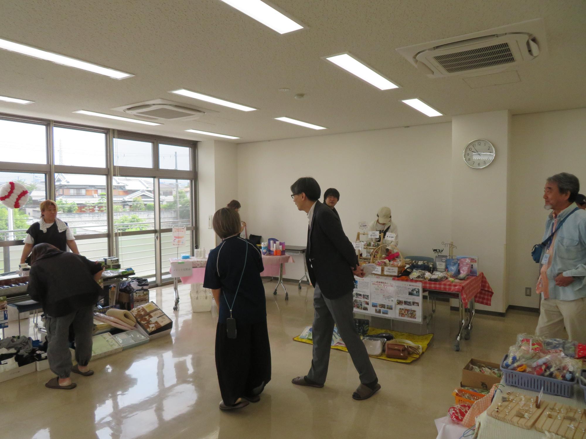 展示を見る市長の写真