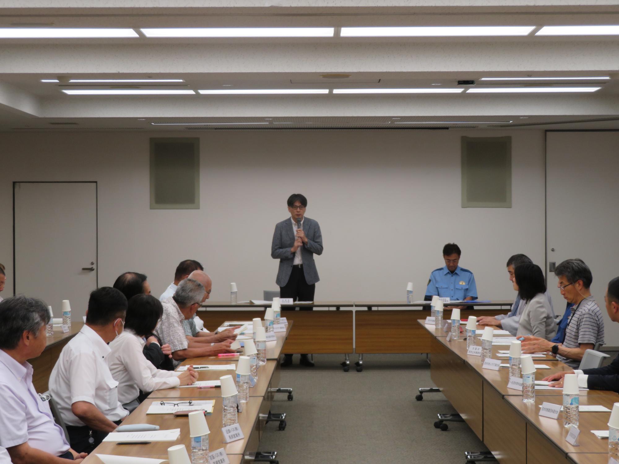 出席者の前であいさつをする市長の写真