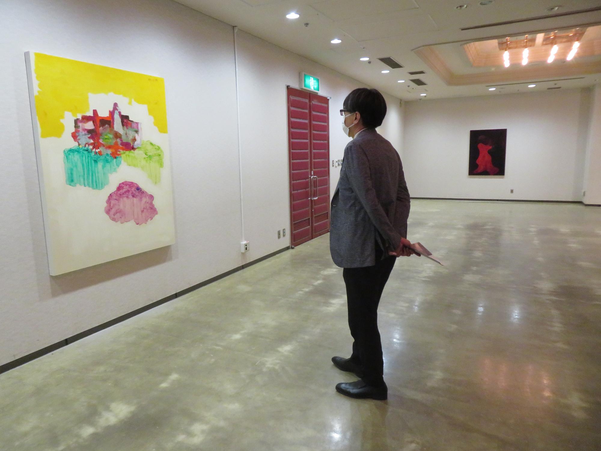 展示を見る市長の写真