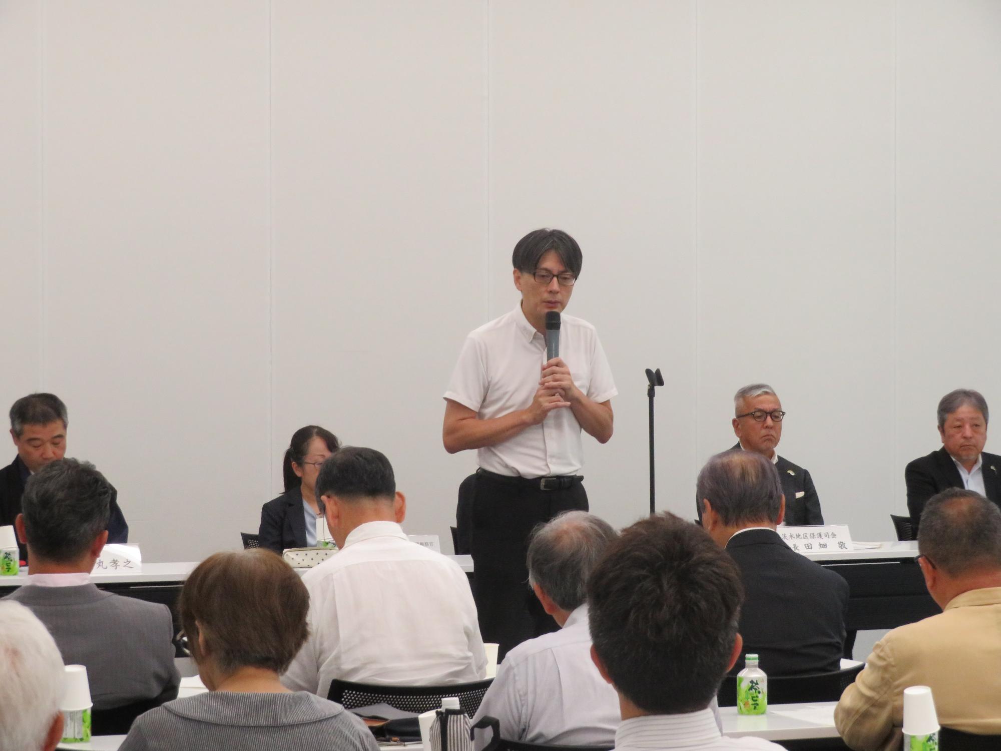 出演者の前であいさつする市長の写真