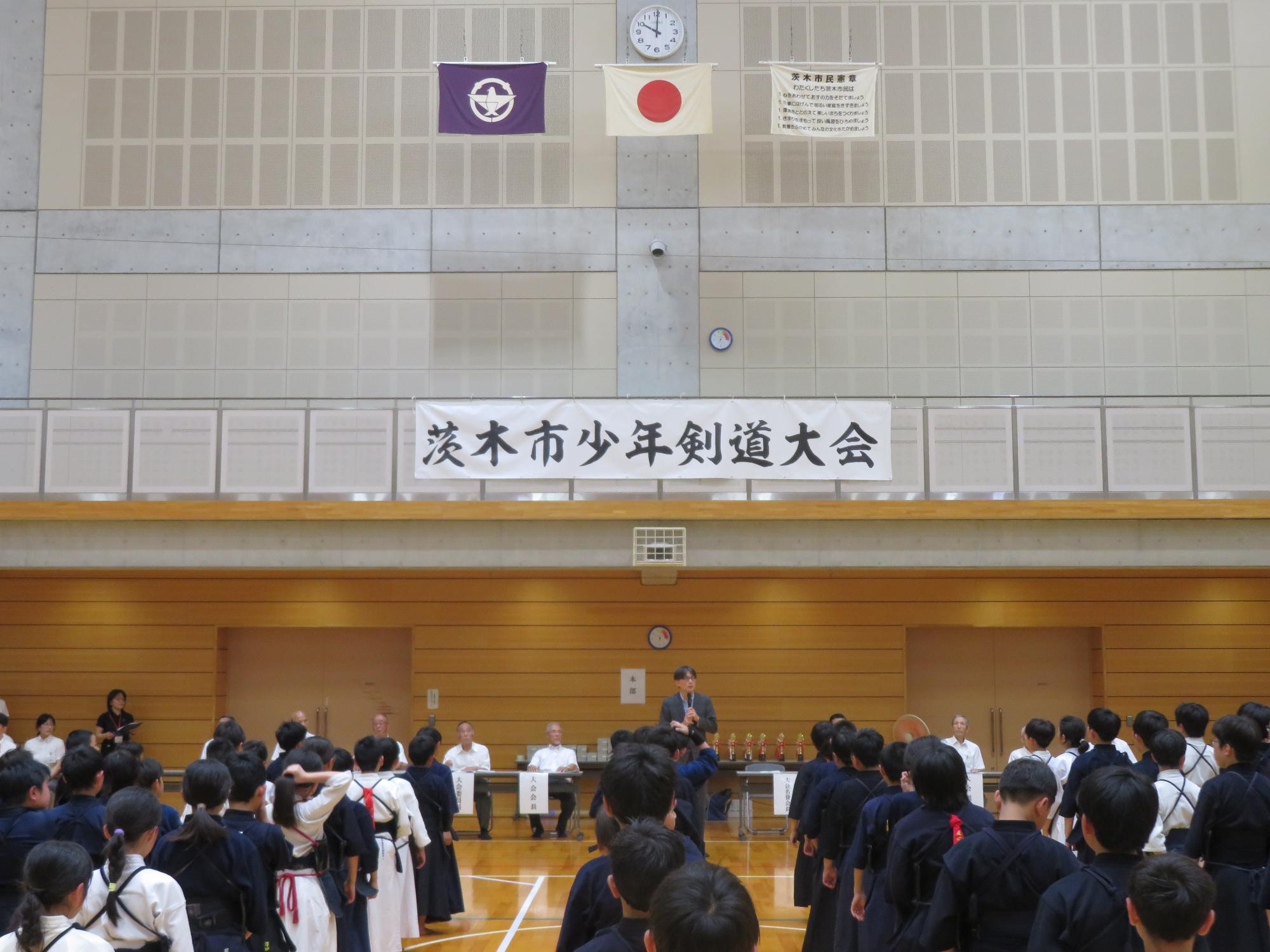 選手の前であいさつする市長の写真