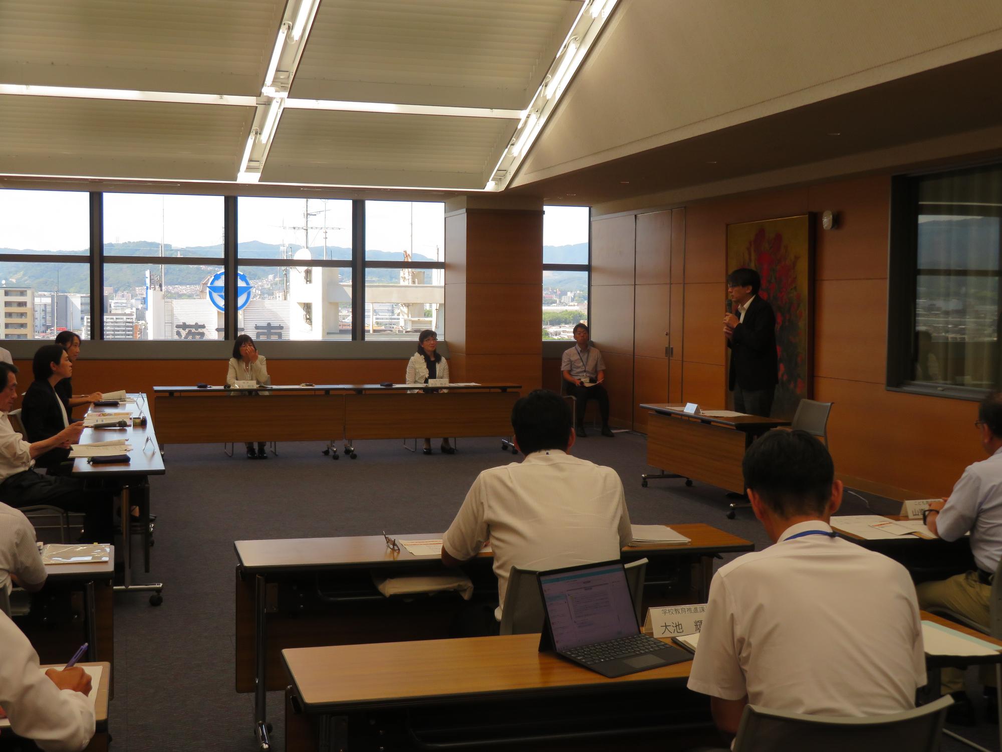 出席者の前であいさつする市長の写真