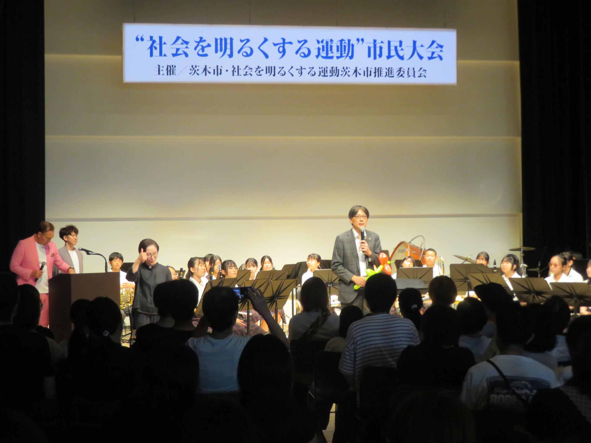 来場者の前であいさつする市長の写真