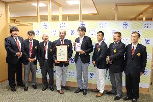 感謝状を持つ茨木ライオンズクラブ会長をはじめ皆様と並ぶ目録を持った市長の写真