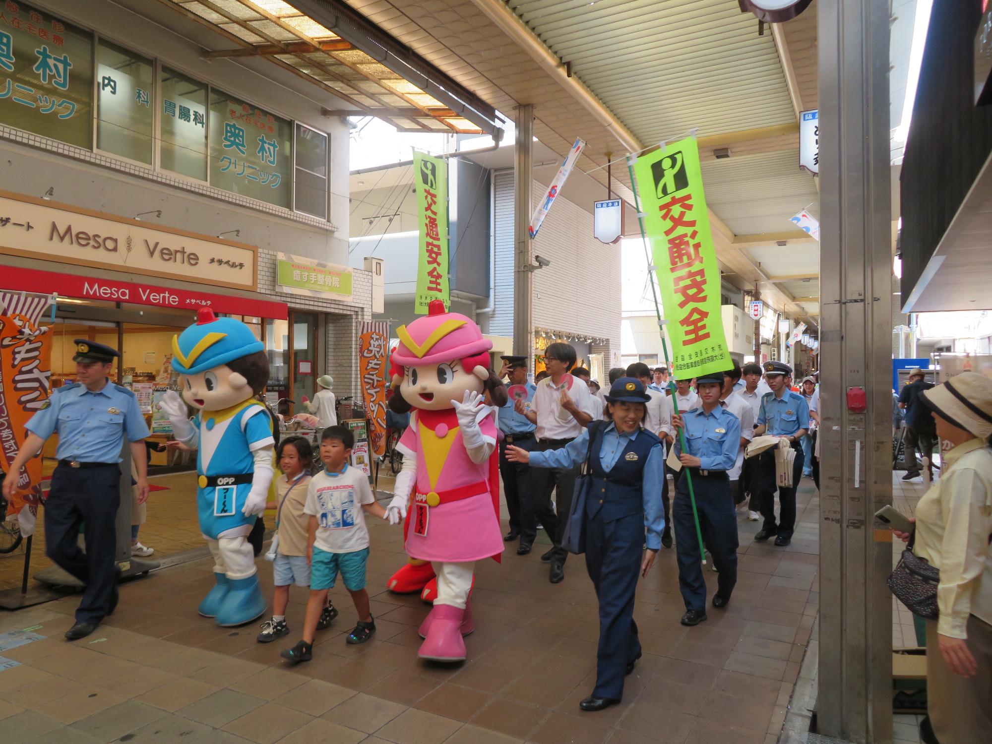 商店街を行進する関係者と市長の写真