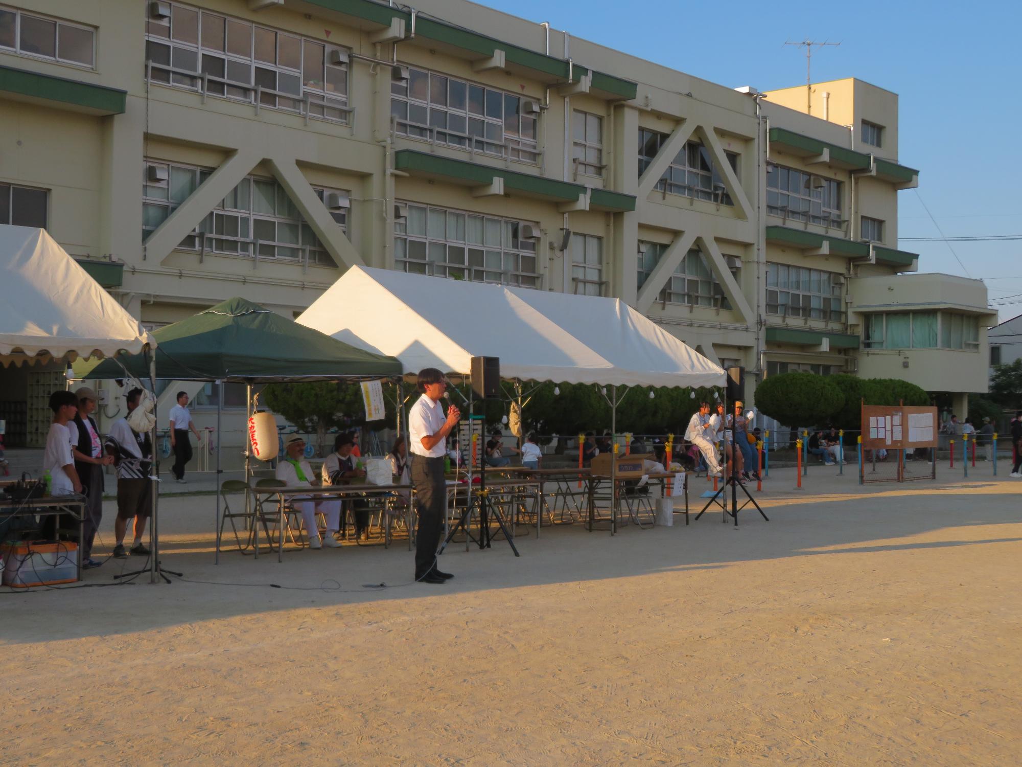 来場者の前であいさつをする市長の写真