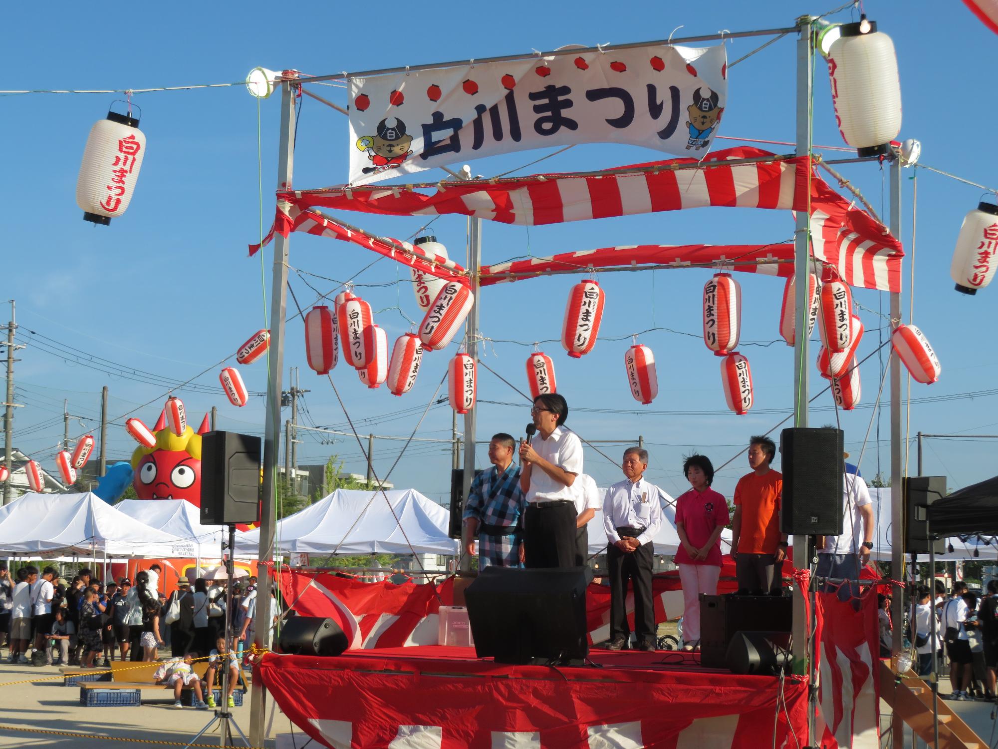 来場者の前であいさつをする市長の写真