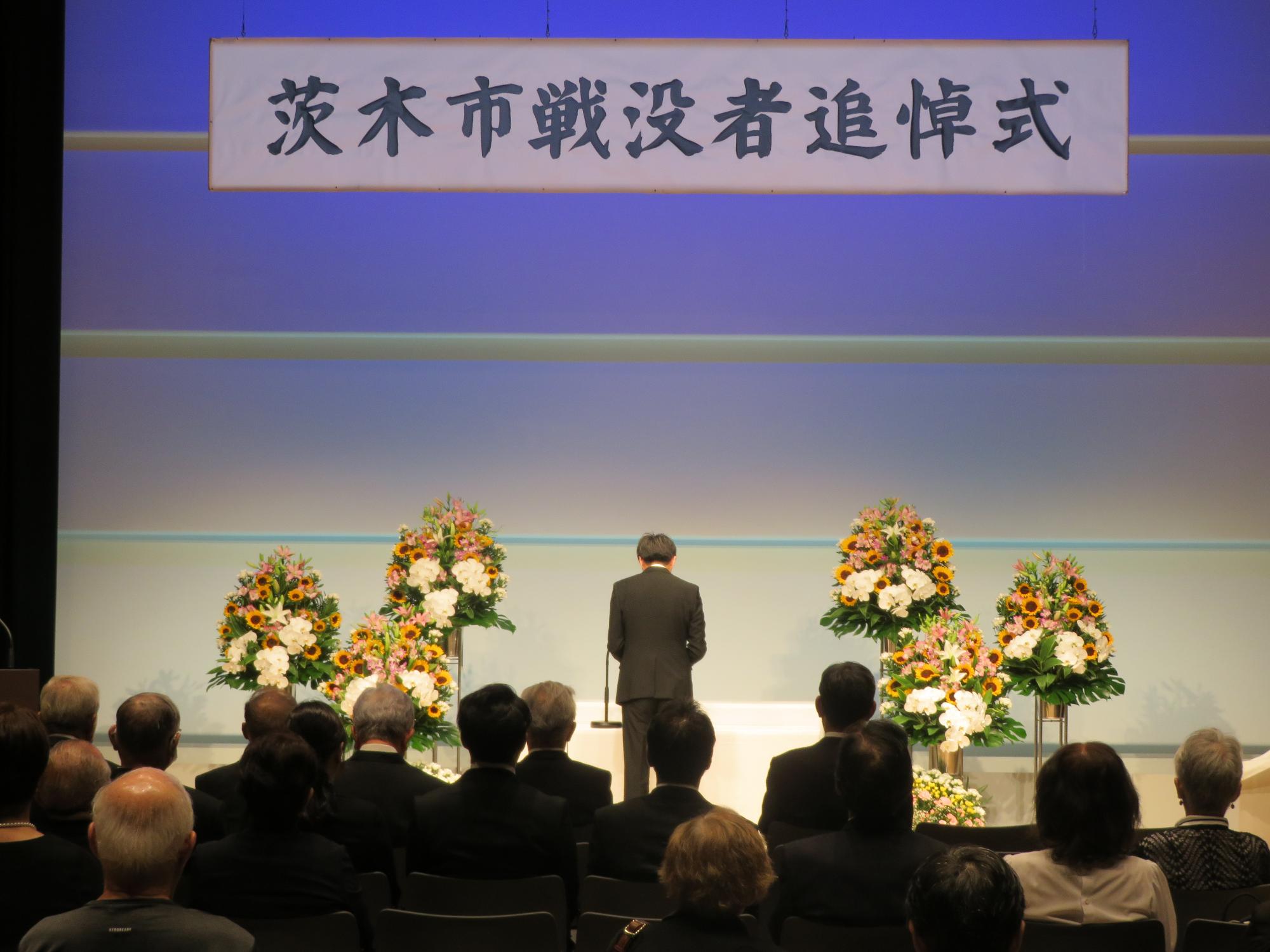 奉書を読む市長の写真