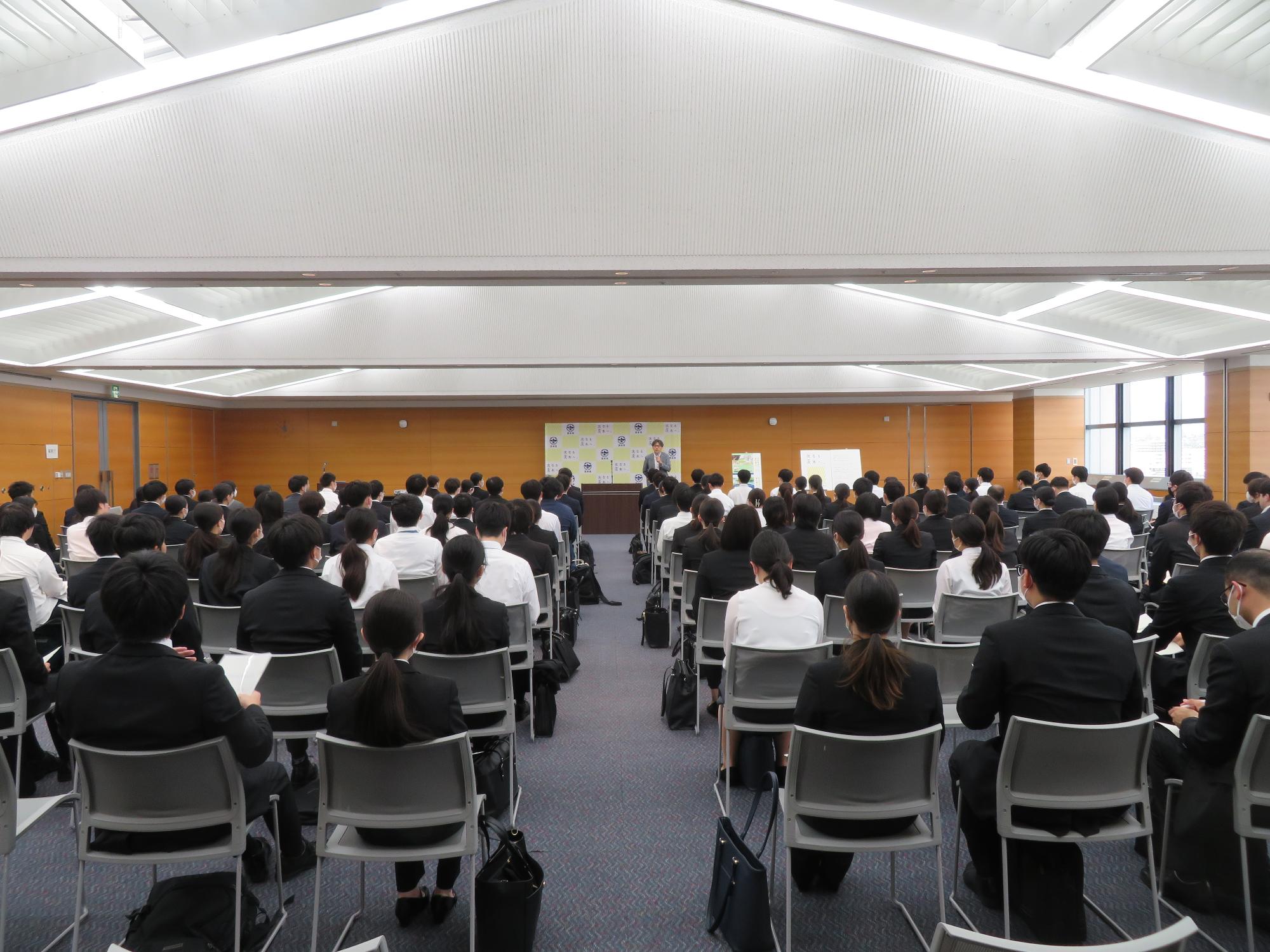 採用試験説明会参加者の前で講話をする市長の写真