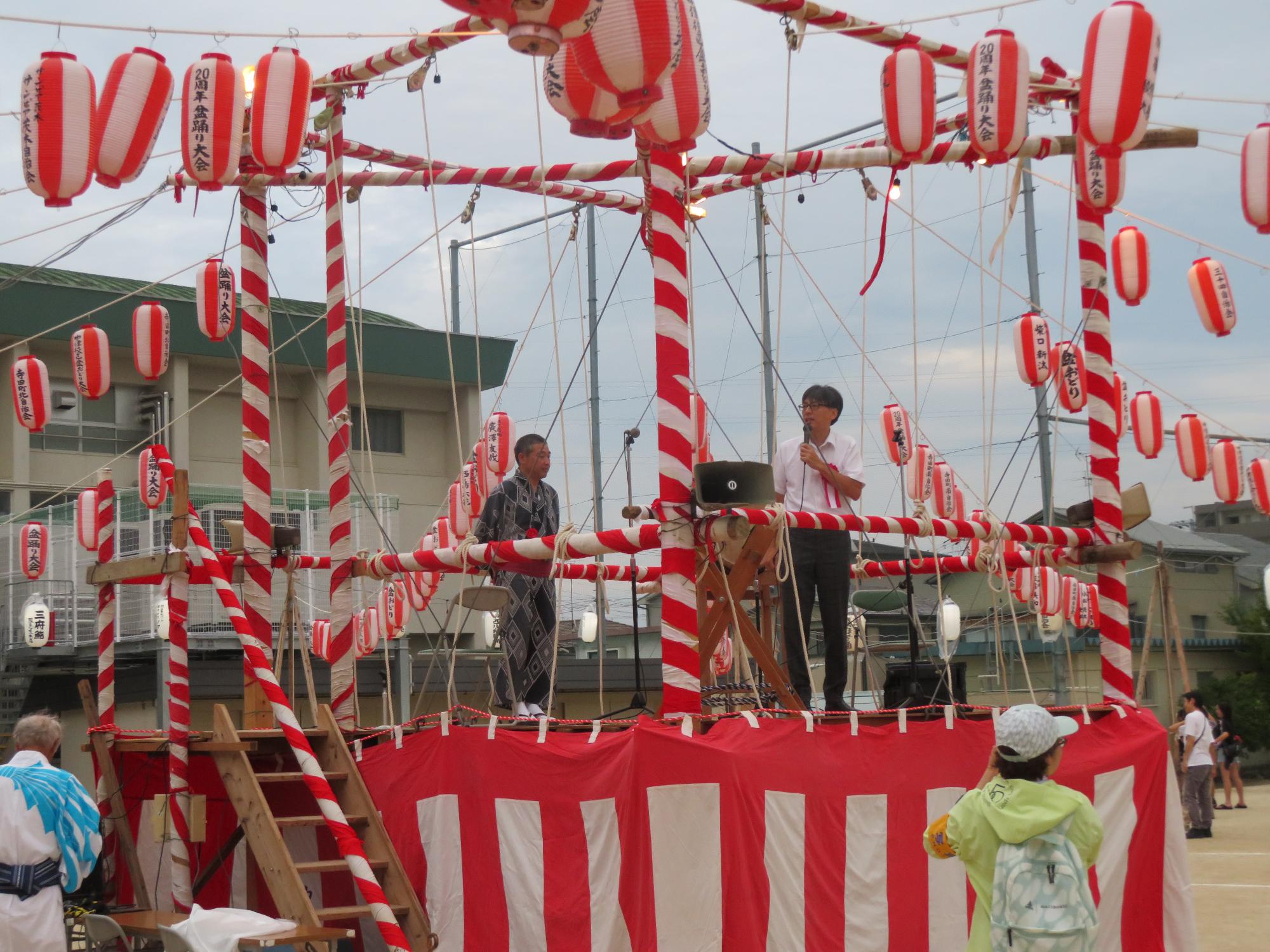 来場者の前であいさつをする市長の写真