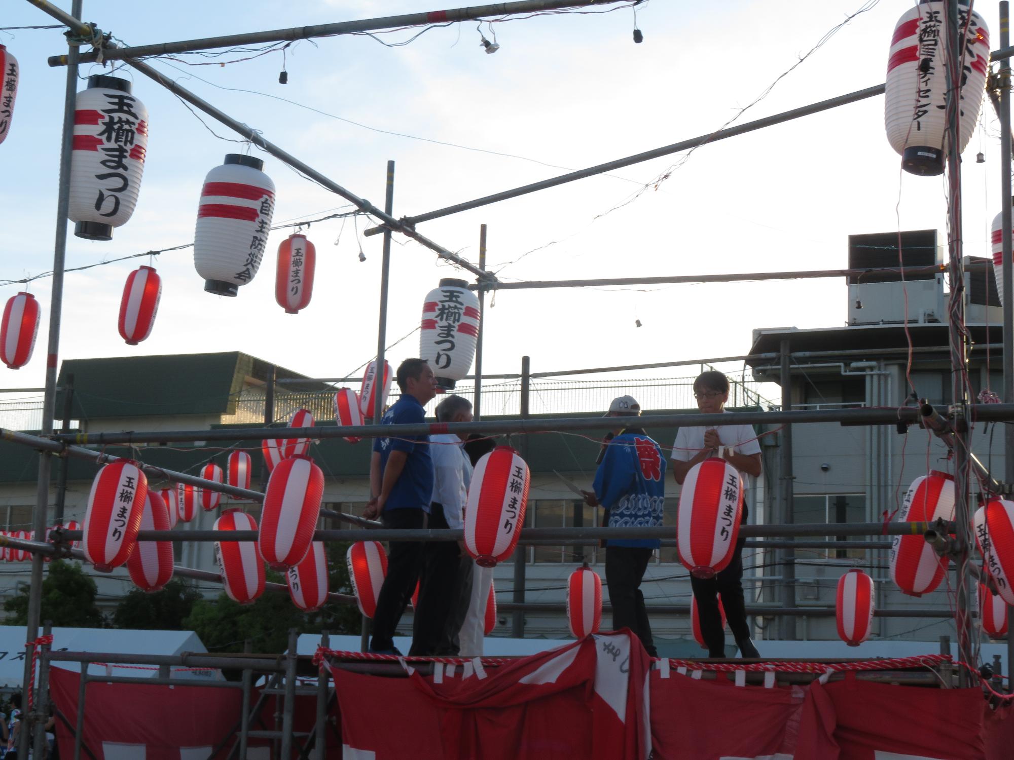 来場者の前であいさつをする市長の写真