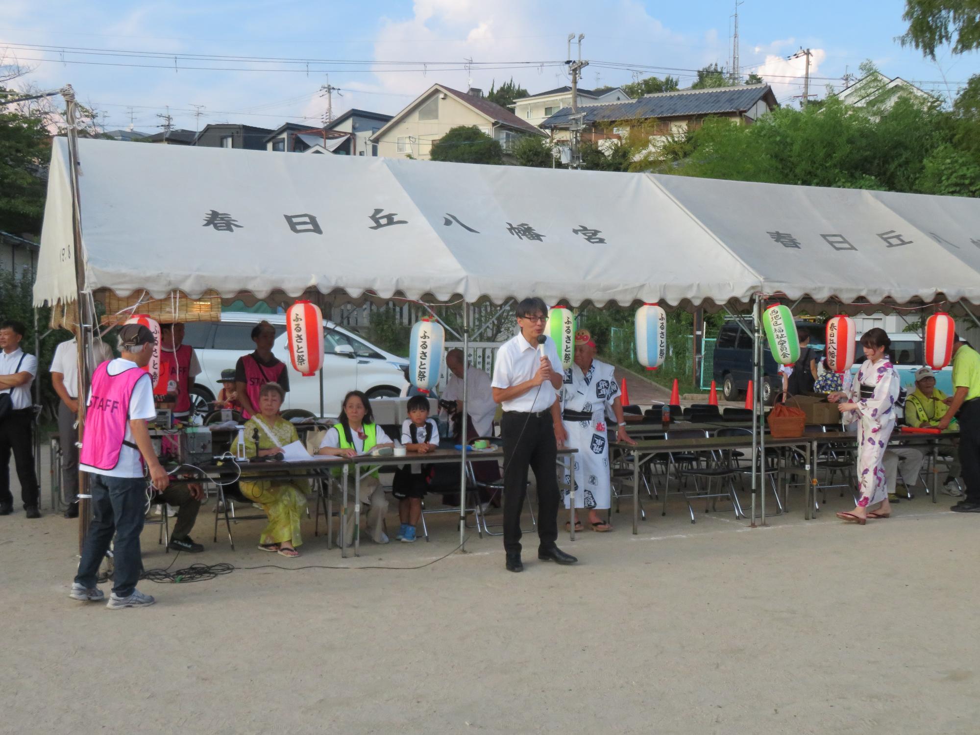 来場者の前であいさつをする市長の写真