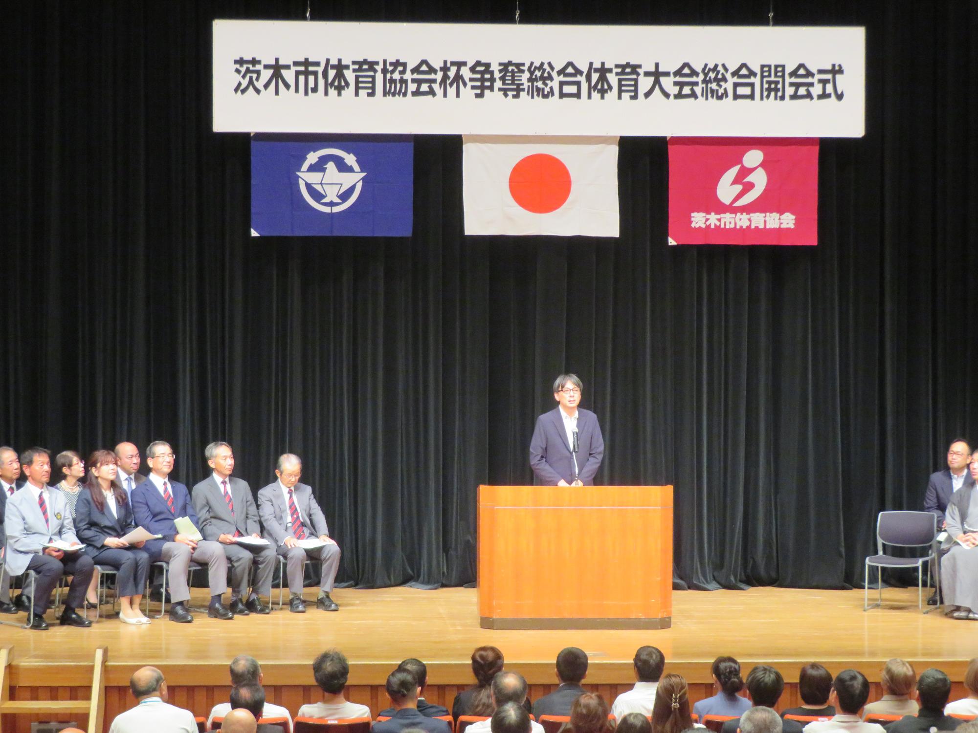 舞台上であいさつをする市長の写真