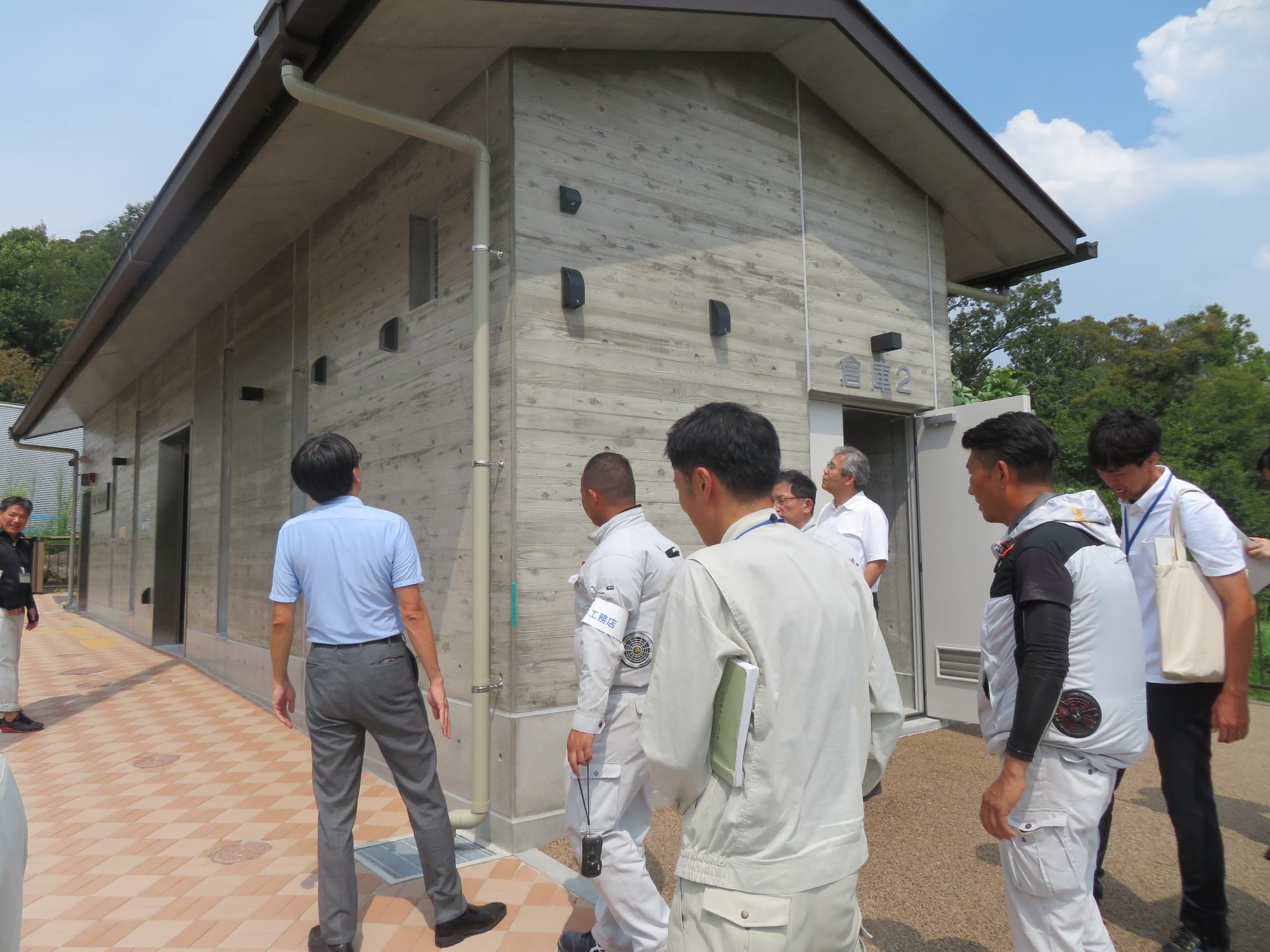 視察をする市長の写真