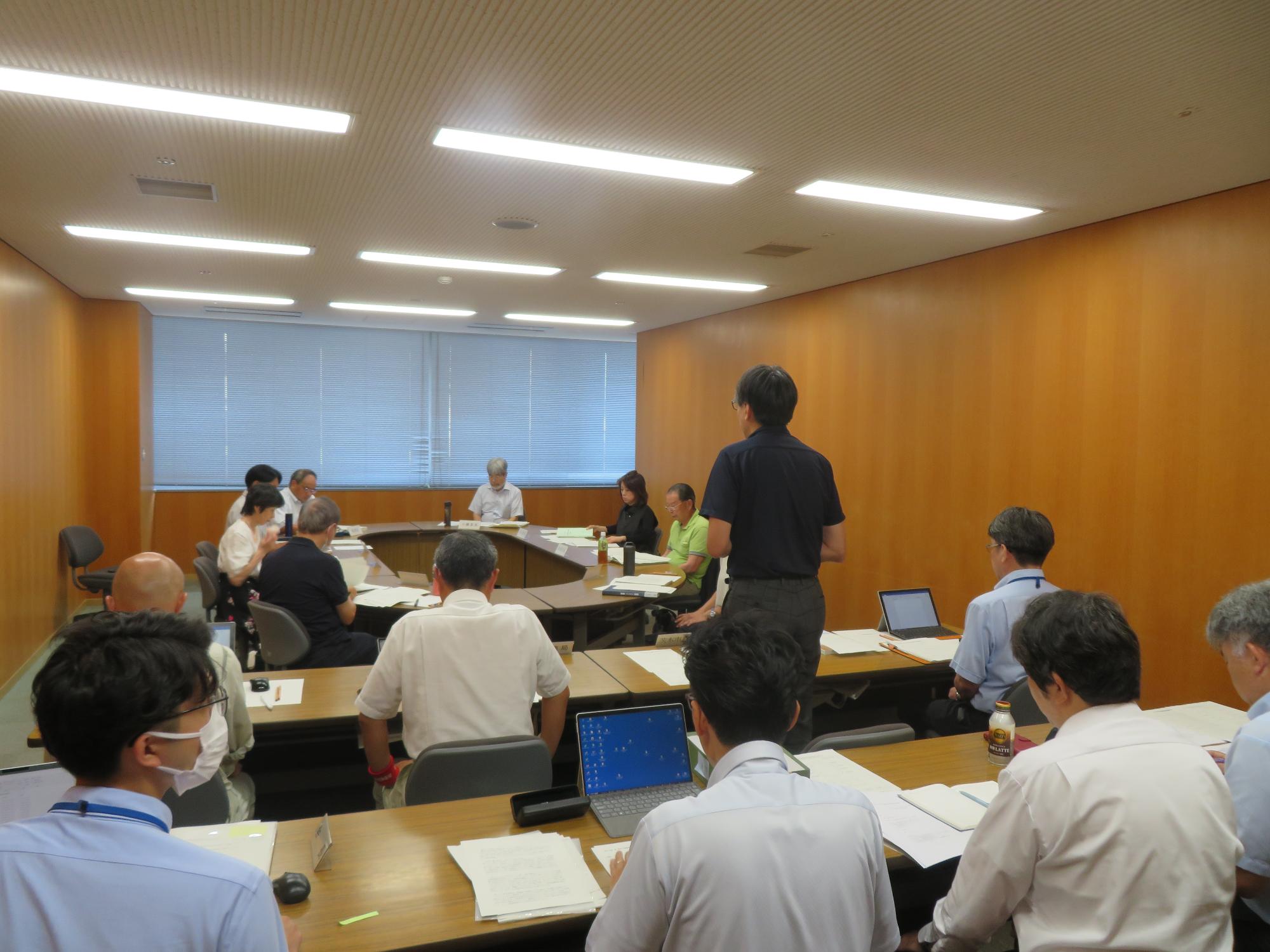 出席者の前であいさつをする市長の写真