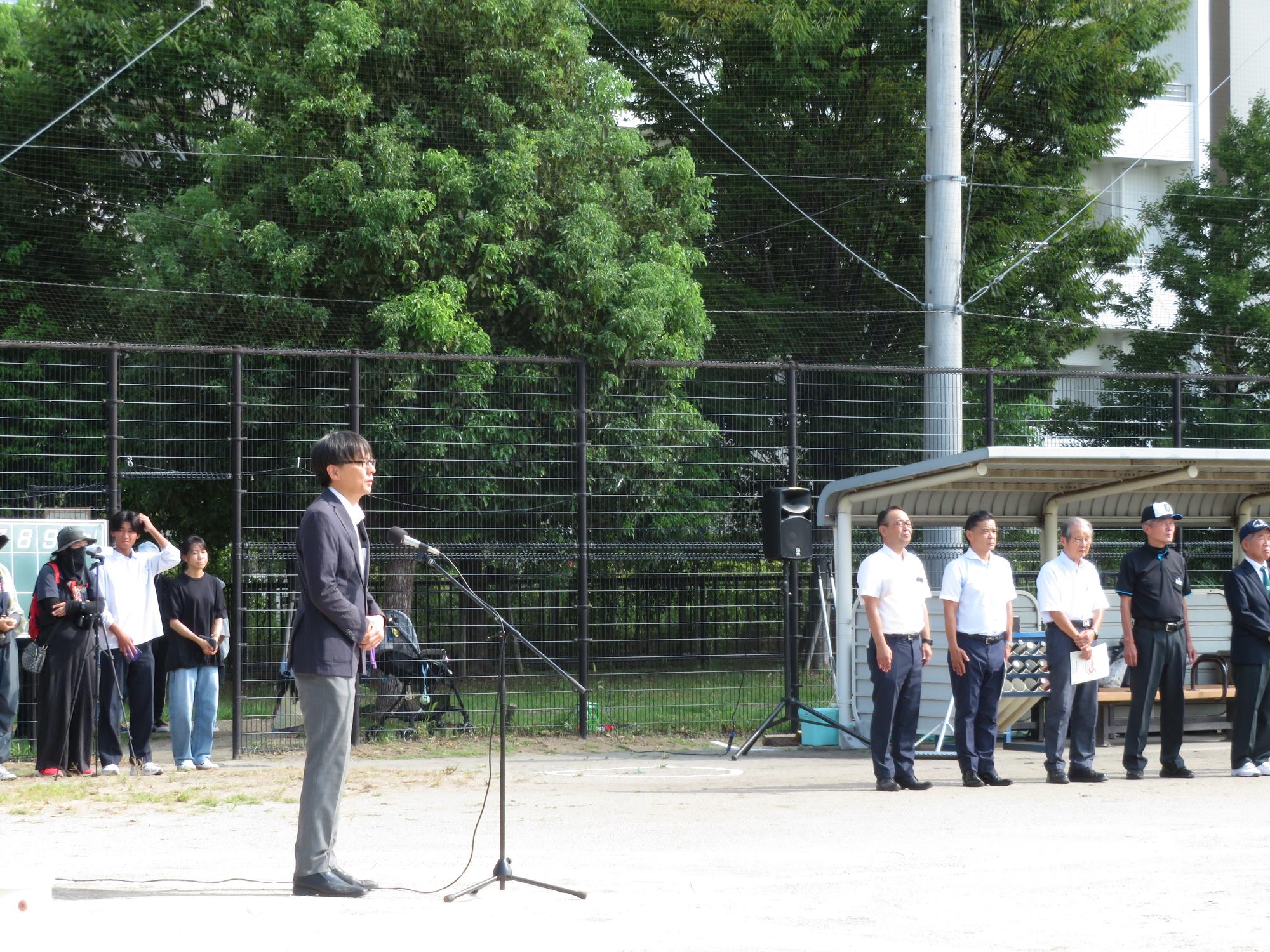 参加者の前であいさつをする市長の写真