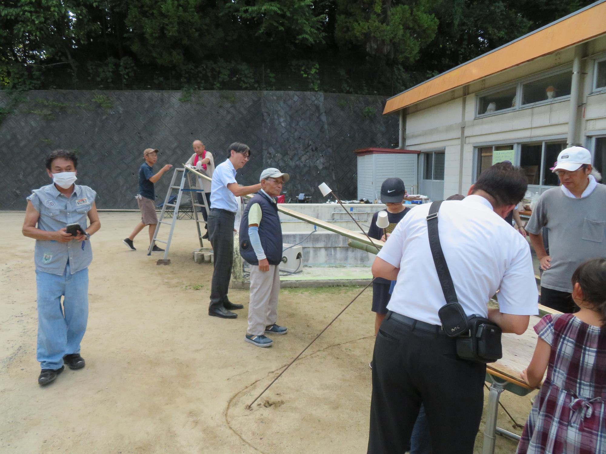 そうめん流しをする市長の写真