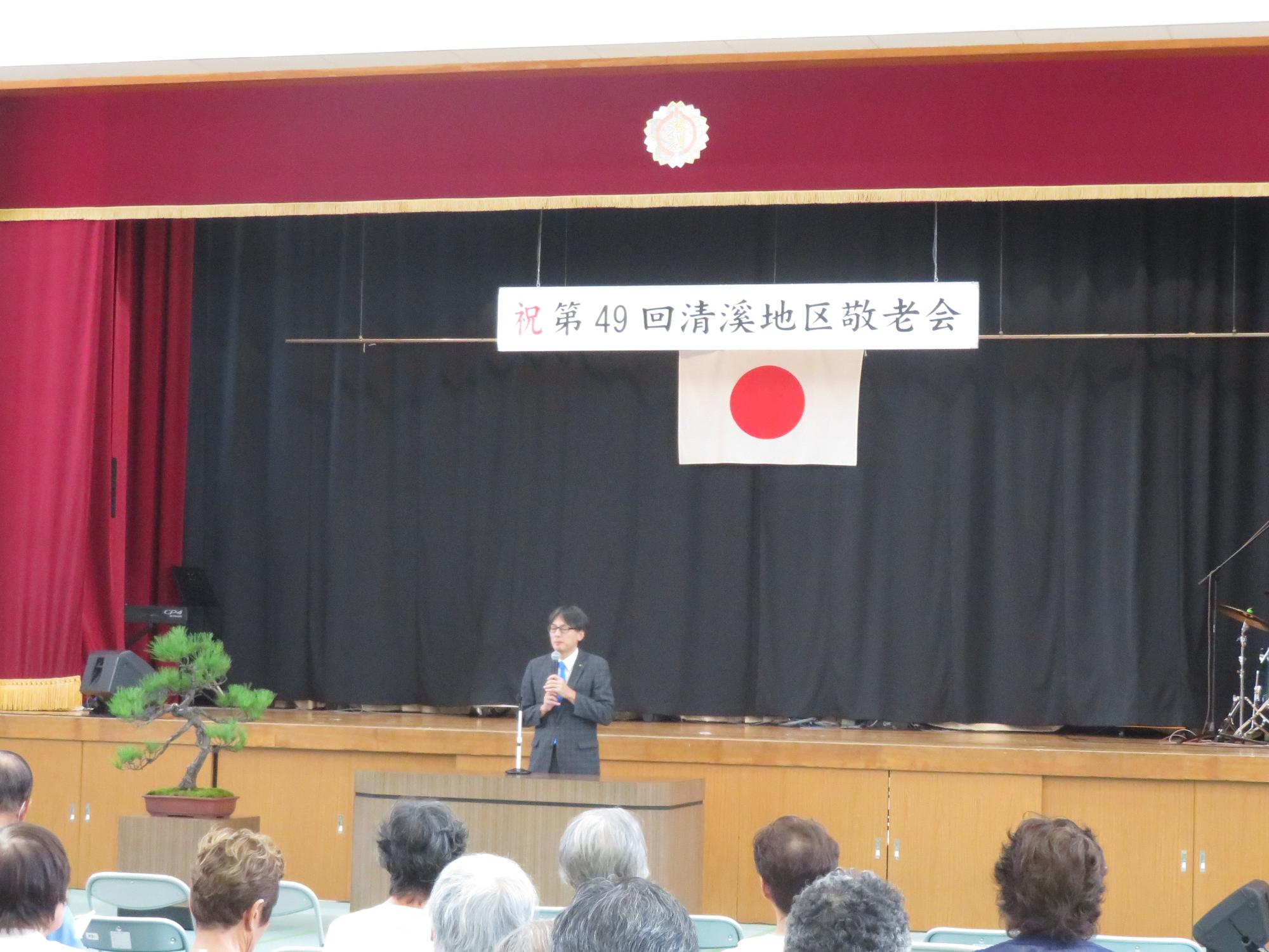 来場者の前であいさつをする市長の写真