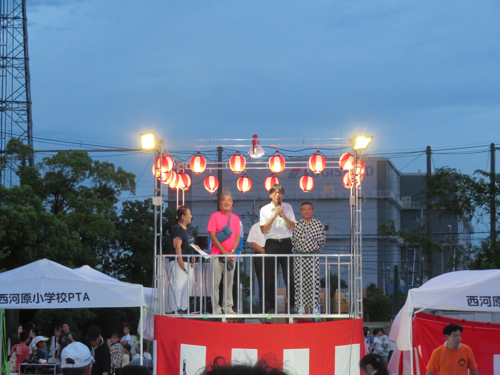 来場者の前であいさつをする市長の写真