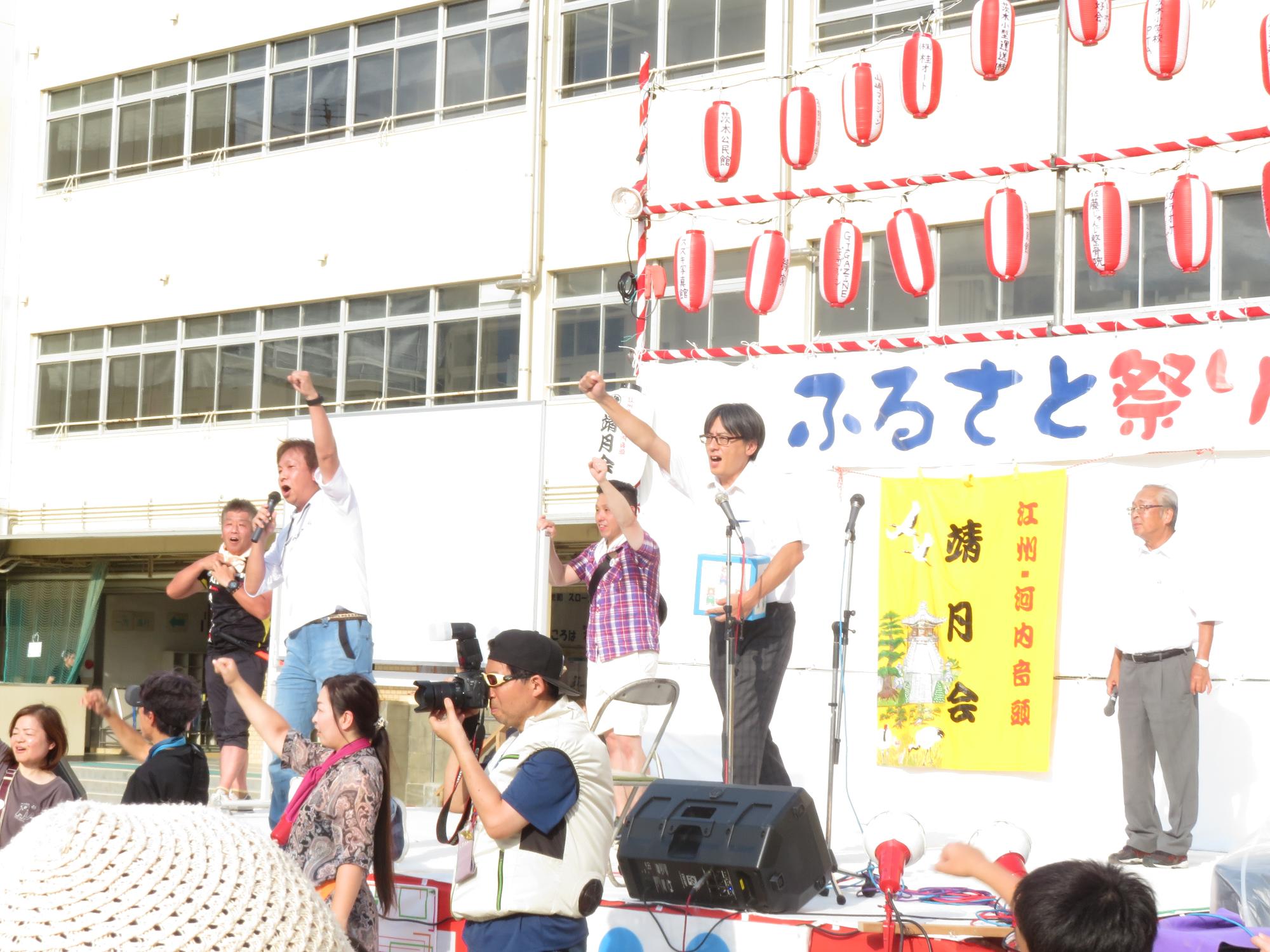 来場者の前であいさつをする市長の写真