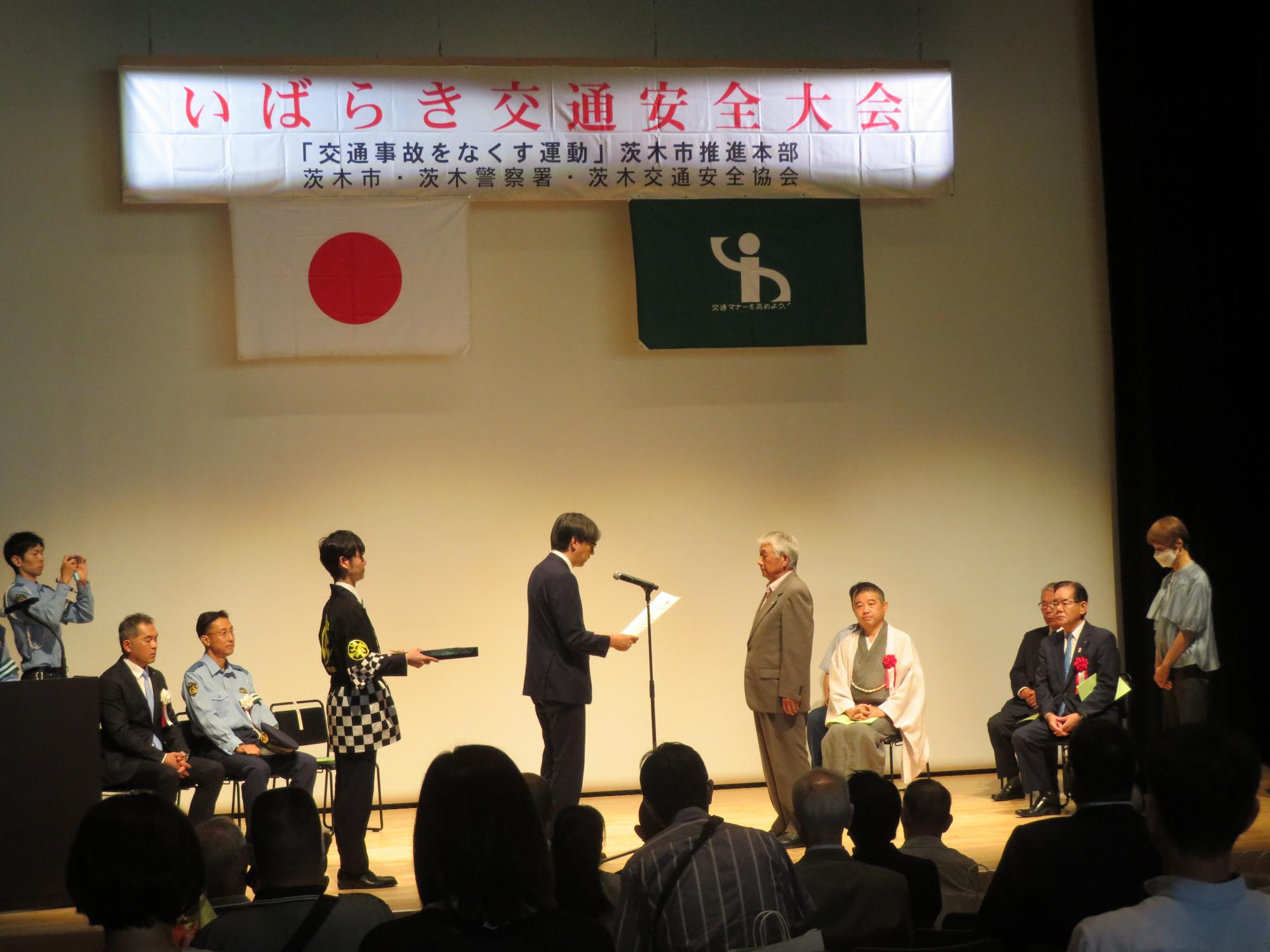 表彰状を授与する市長の写真