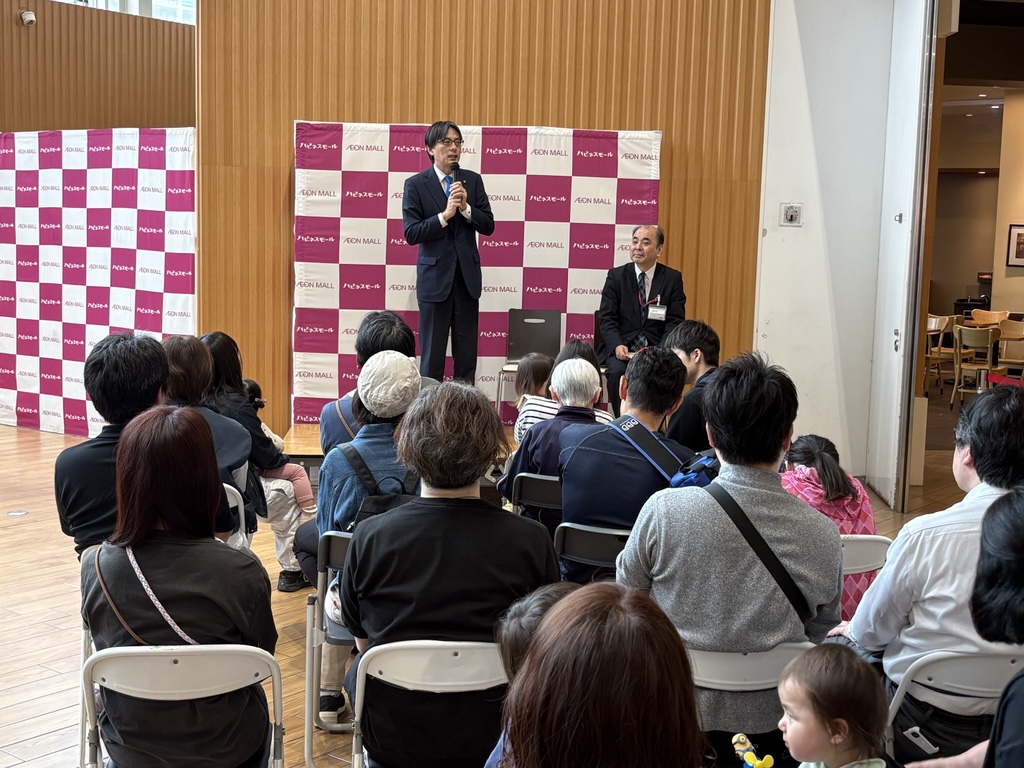 来場者の前であいさつをする市長の写真