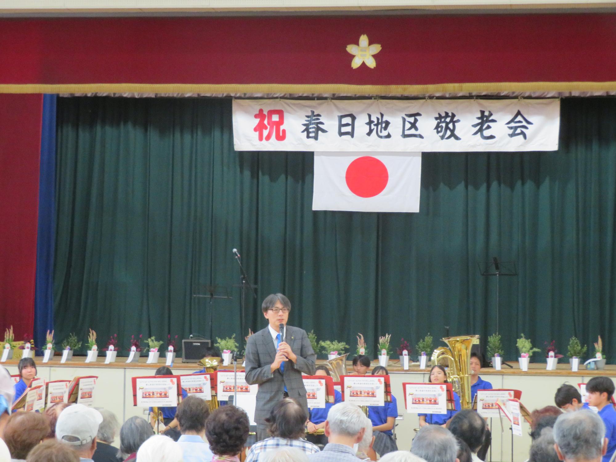 来場者の前であいさつをする市長の写真