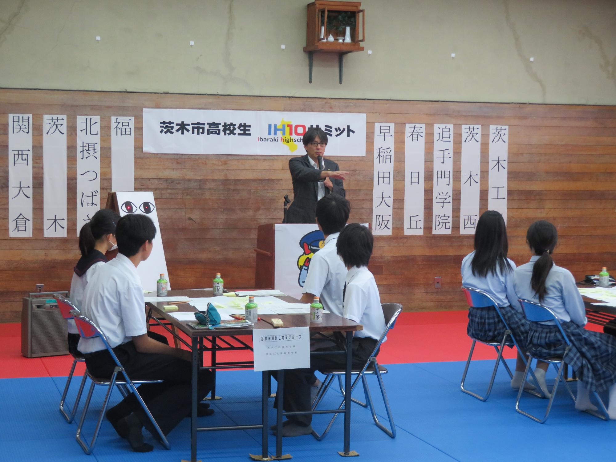 参加者の前であいさつをする市長の写真