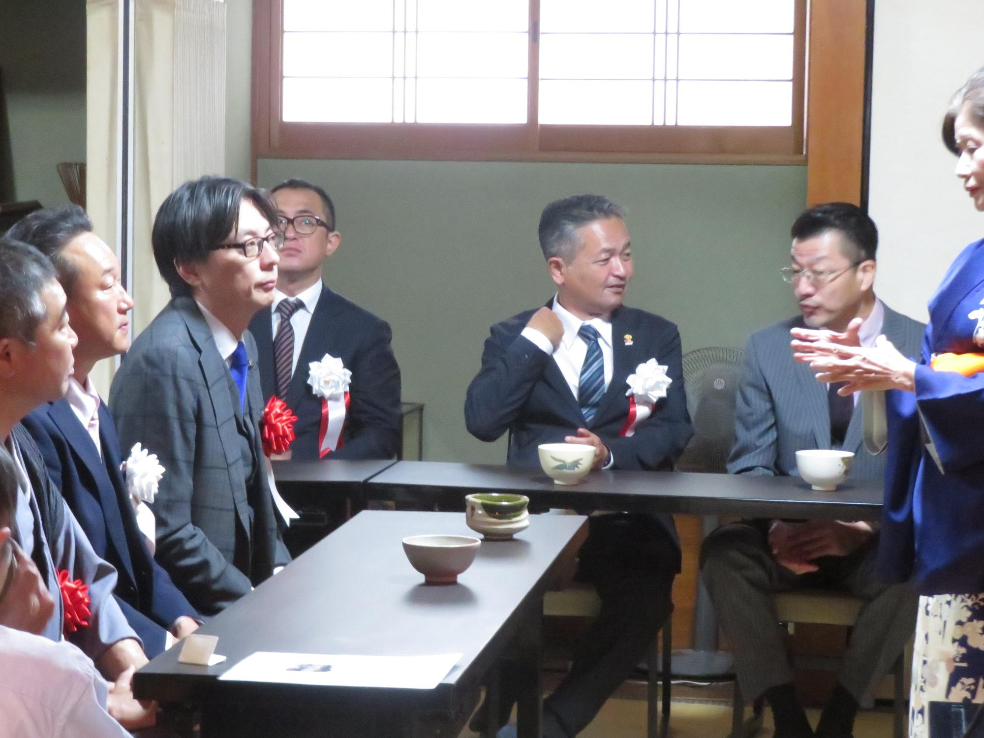 お茶をいただく市長の写真