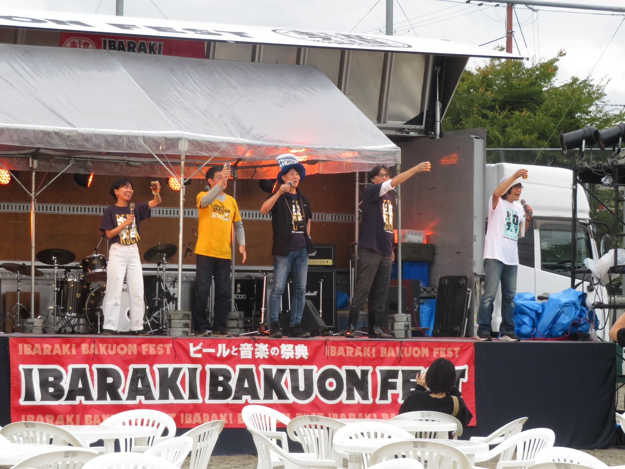 来場者に向かって乾杯をする関係者と市長の写真