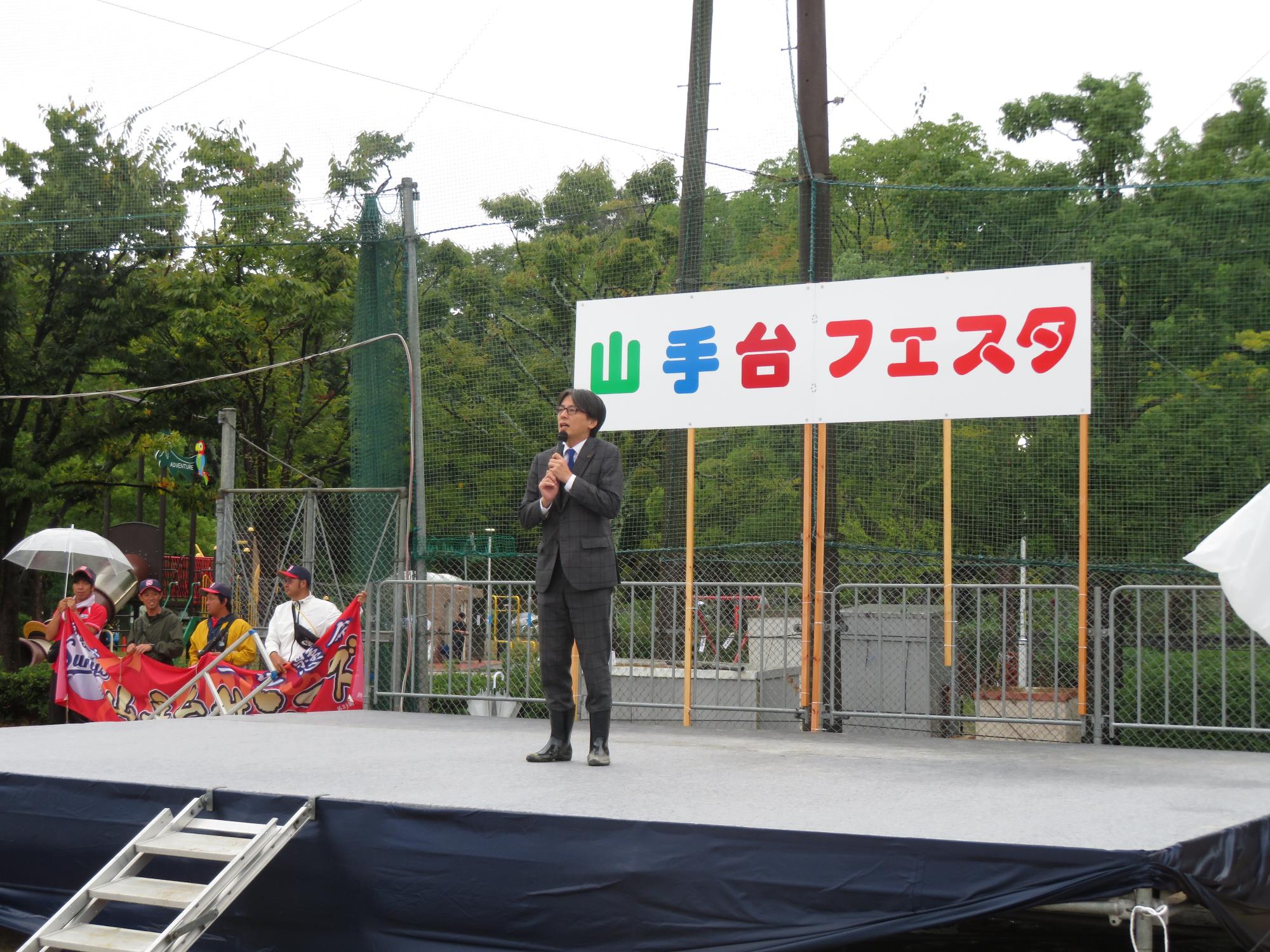 来場者の前であいさつをする市長の写真