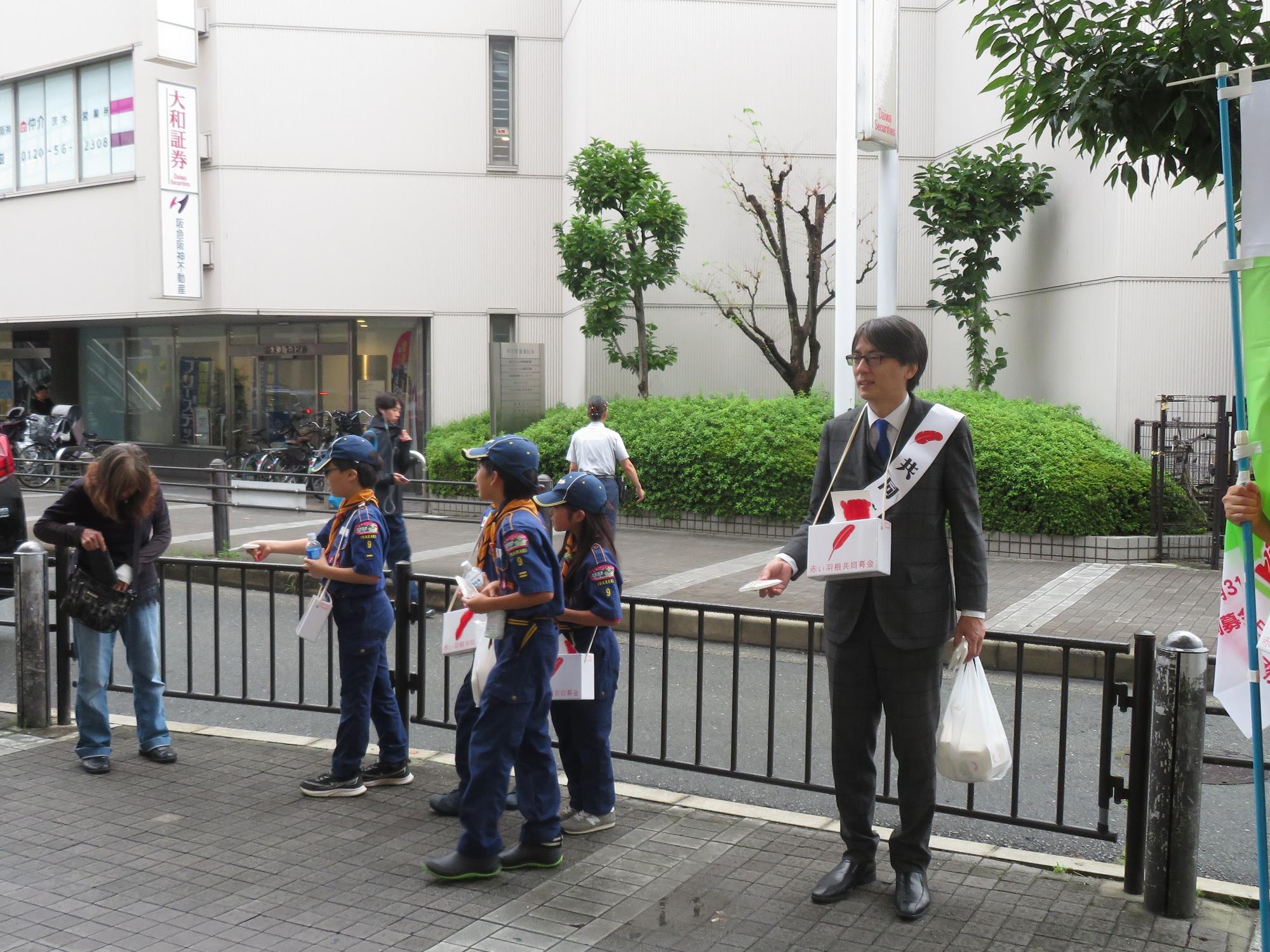 街頭で募金運動をする市長の写真