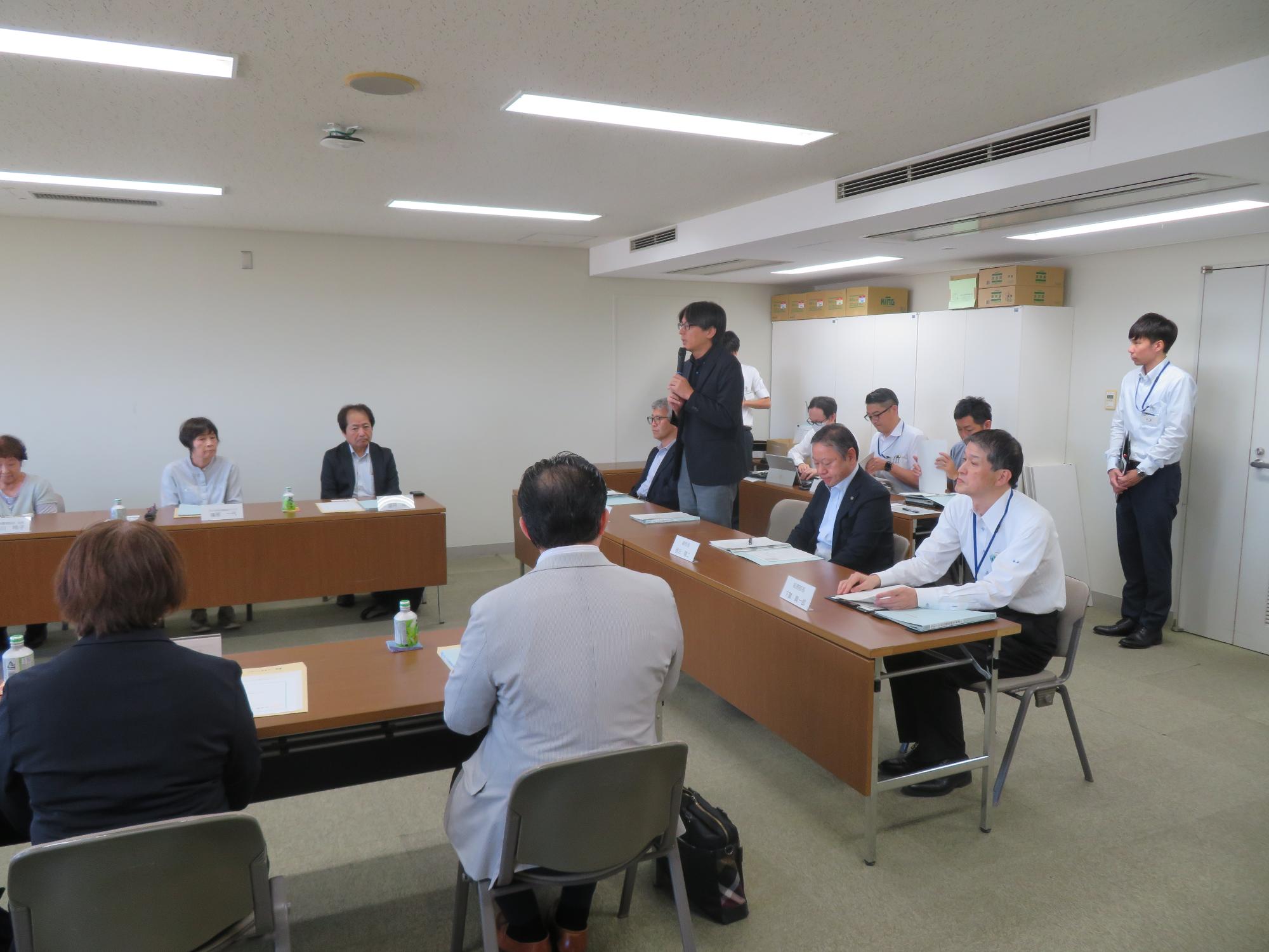 出席者の前であいさつをする市長の写真