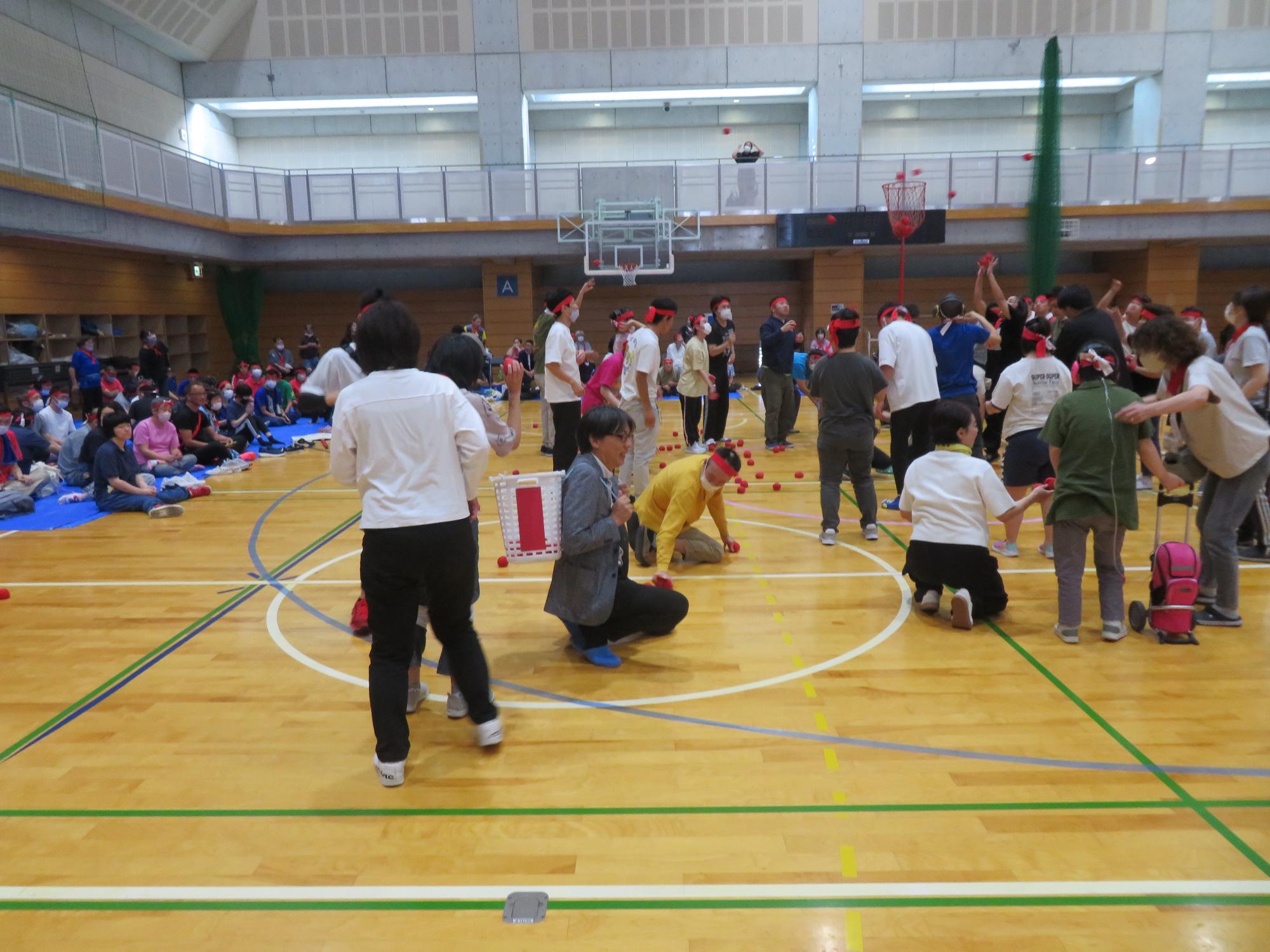 玉入れに参加する市長の写真