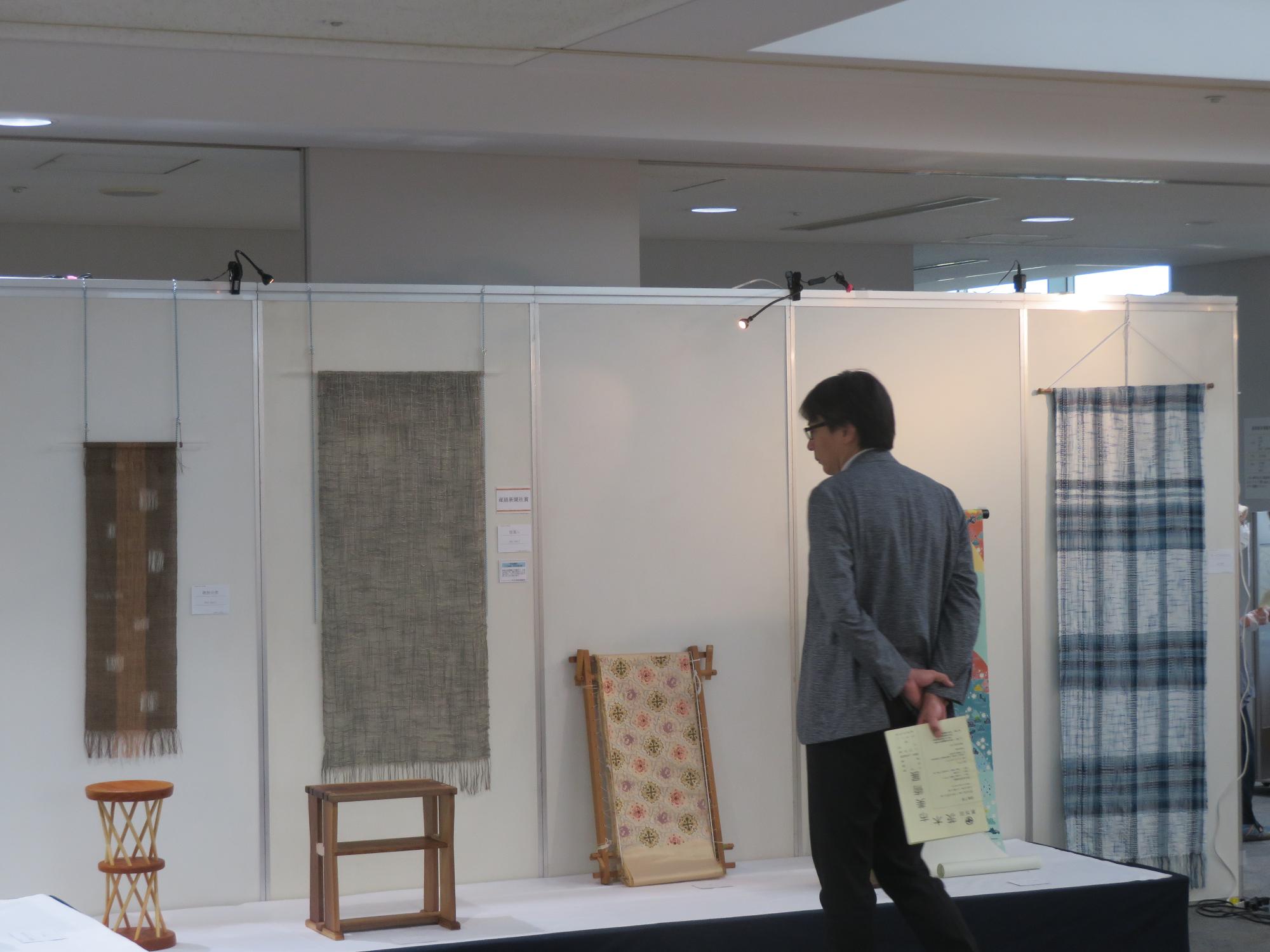 展示を見る市長の写真