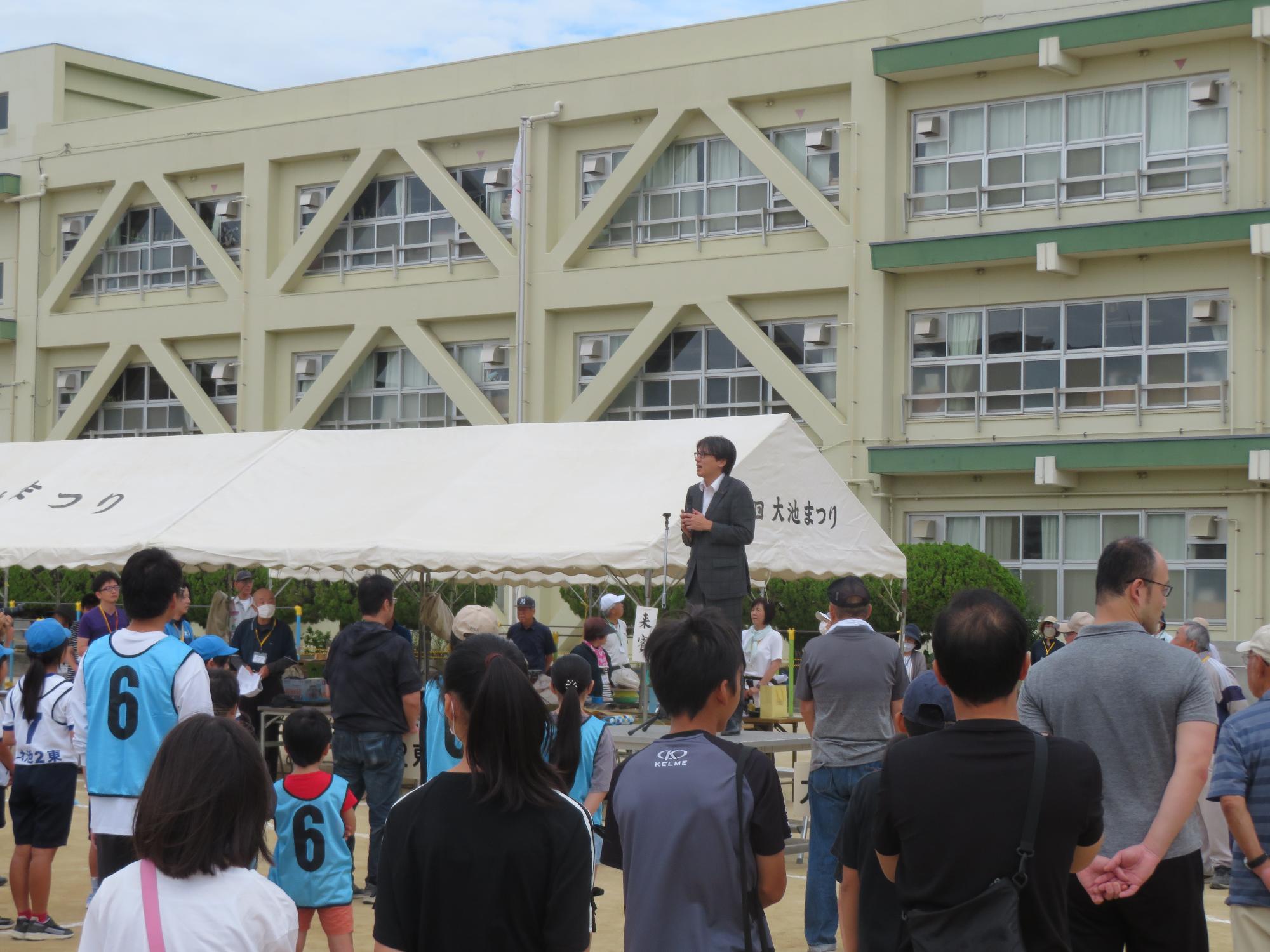 参加者の前であいさつをする市長の写真