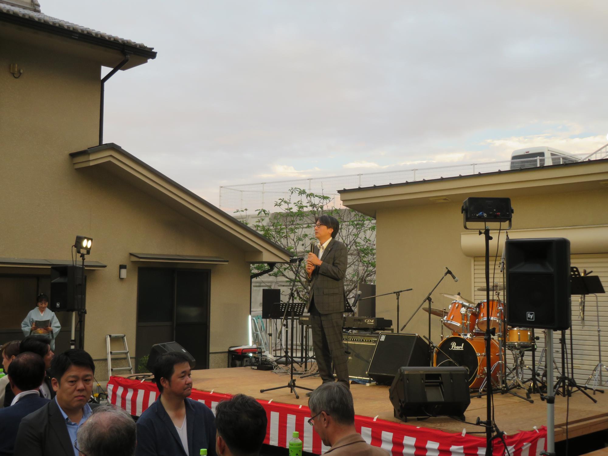 来場者の前であいさつをする市長の写真