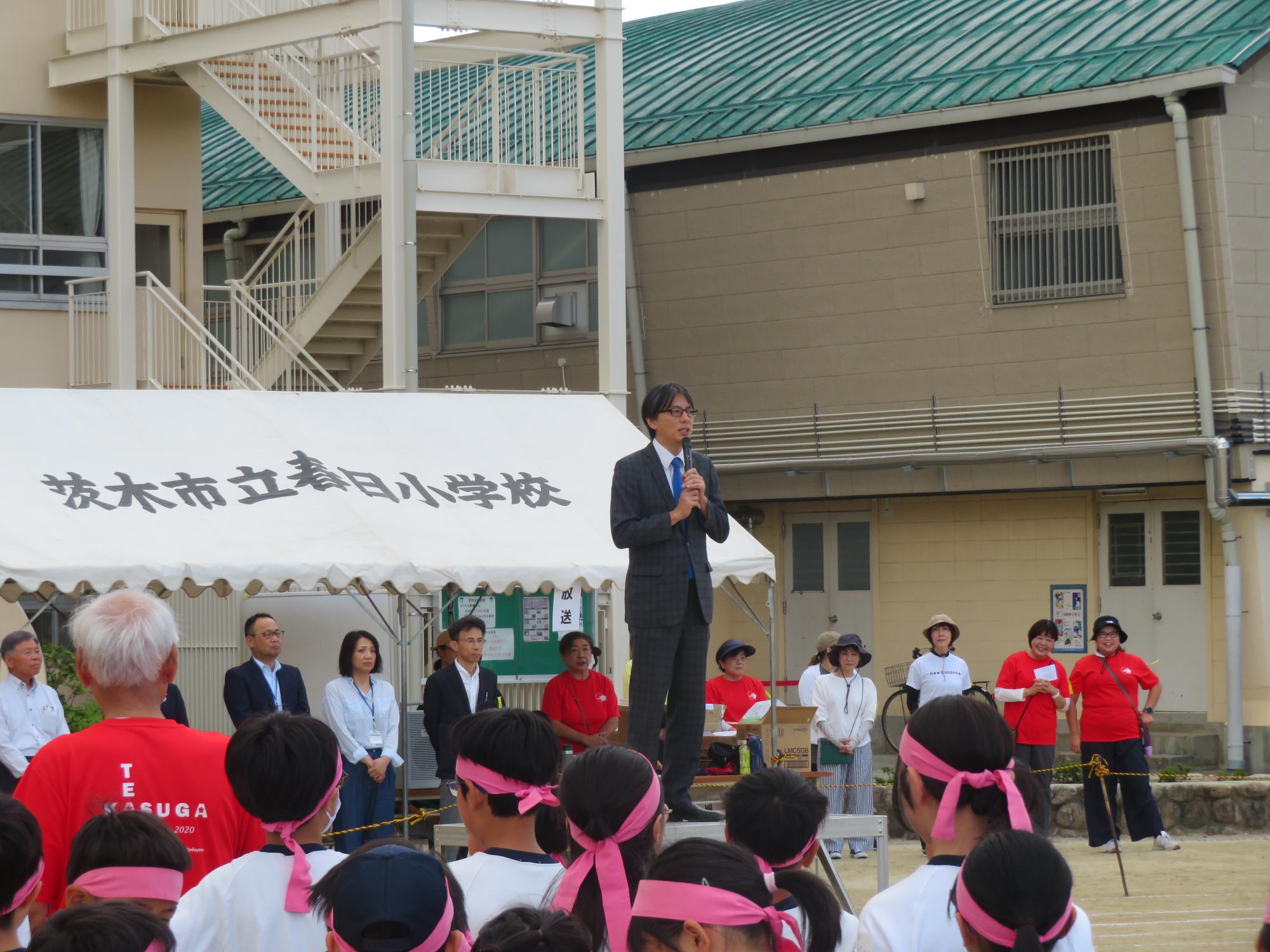 参加者の前であいさつをする市長の写真