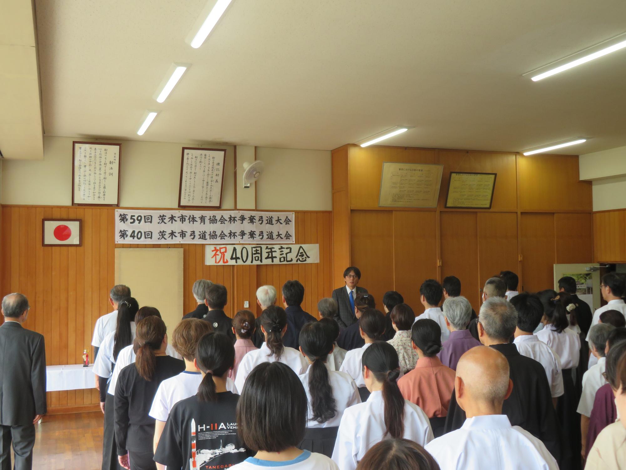 参加者の前であいさつをする市長の写真