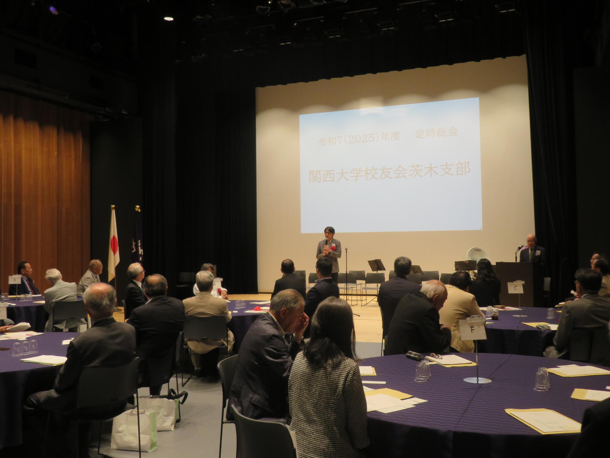 出席者の前であいさつをする市長の写真