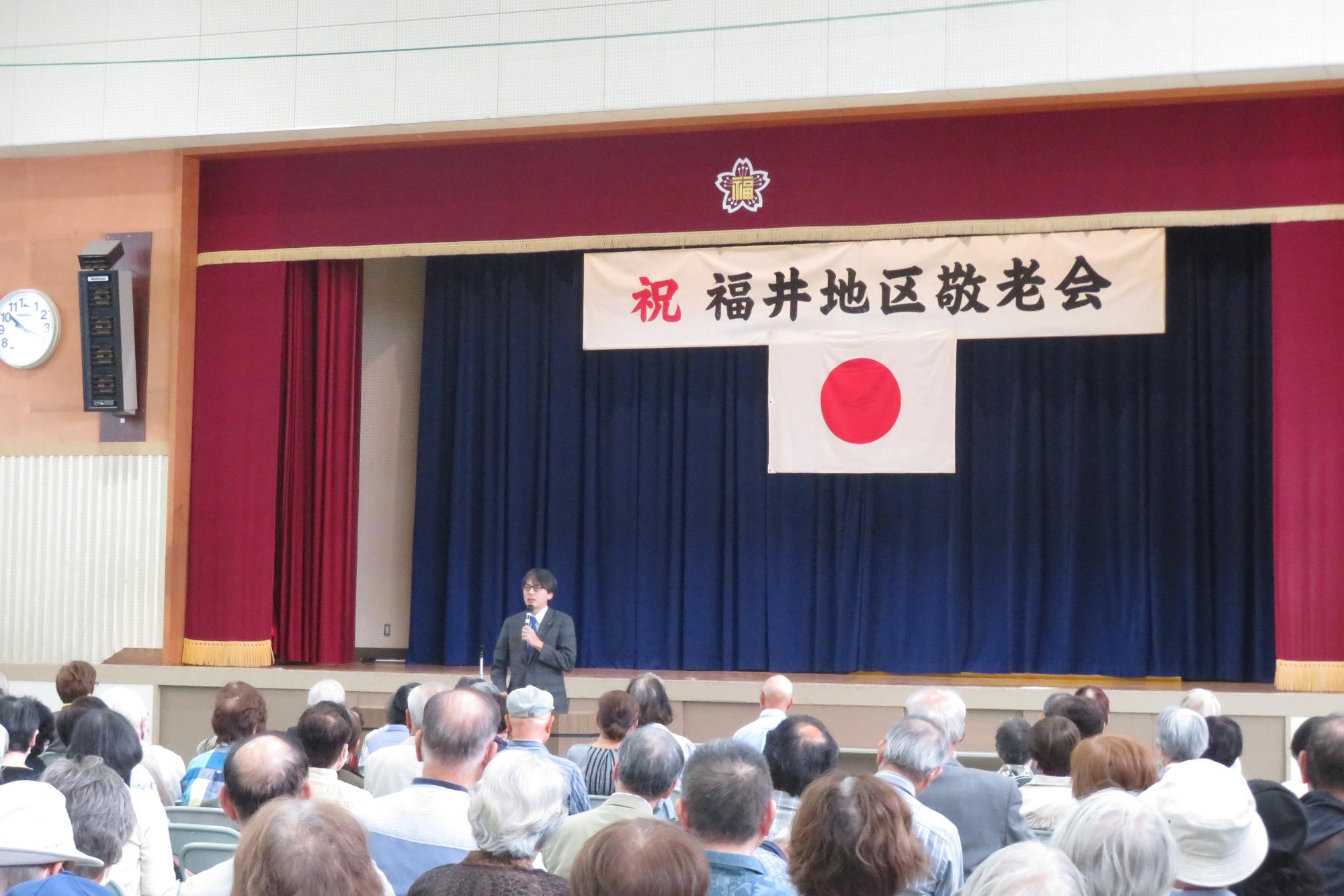 来場者の前であいさつをする市長の写真