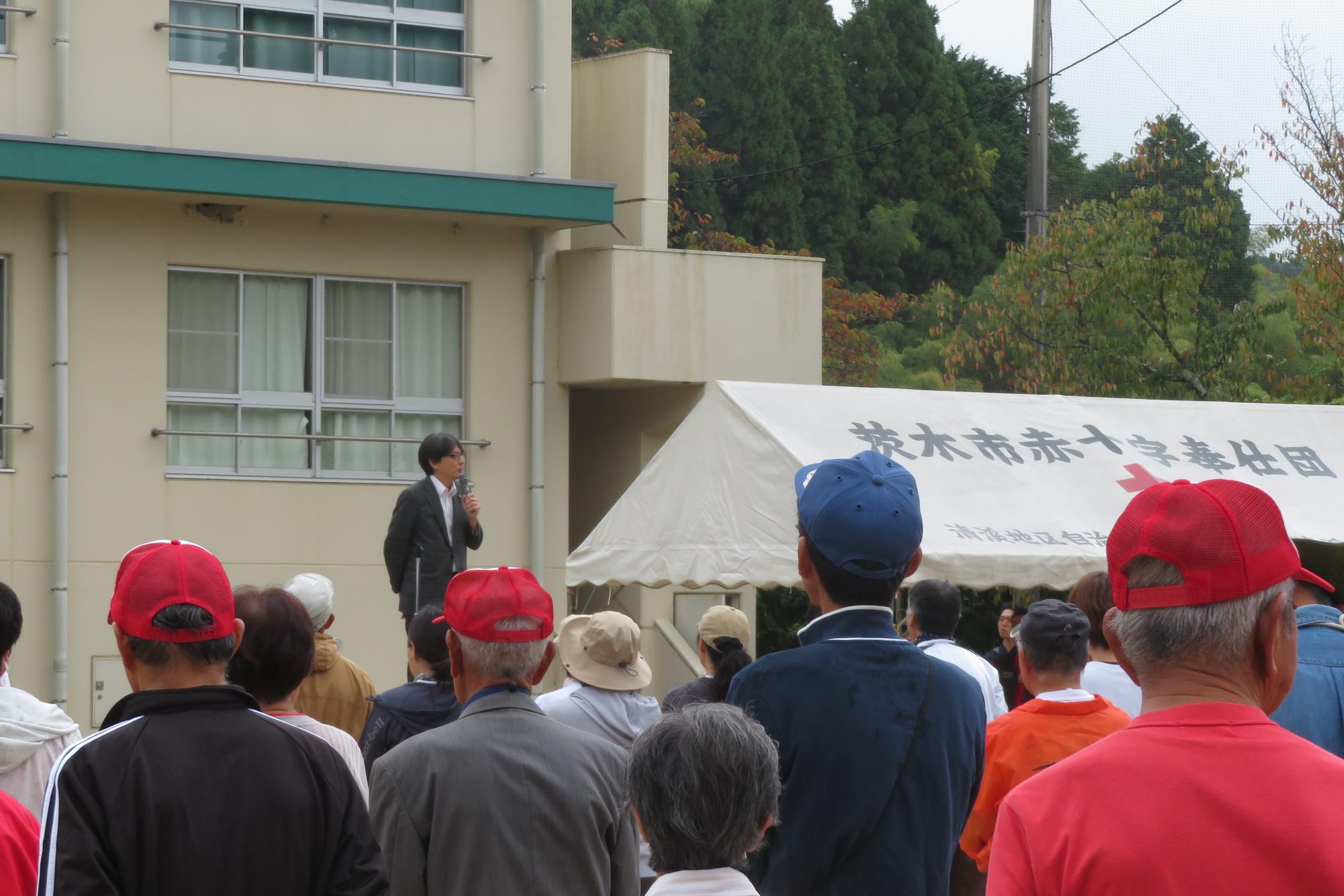 参加者の前であいさつをする市長の写真