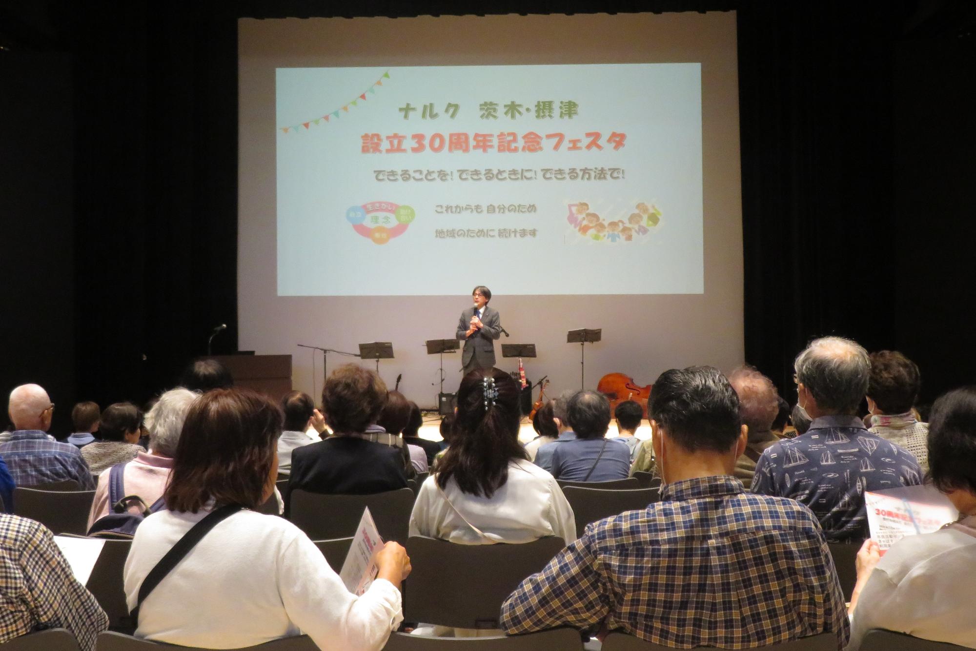 来場者の前であいさつをする市長の写真