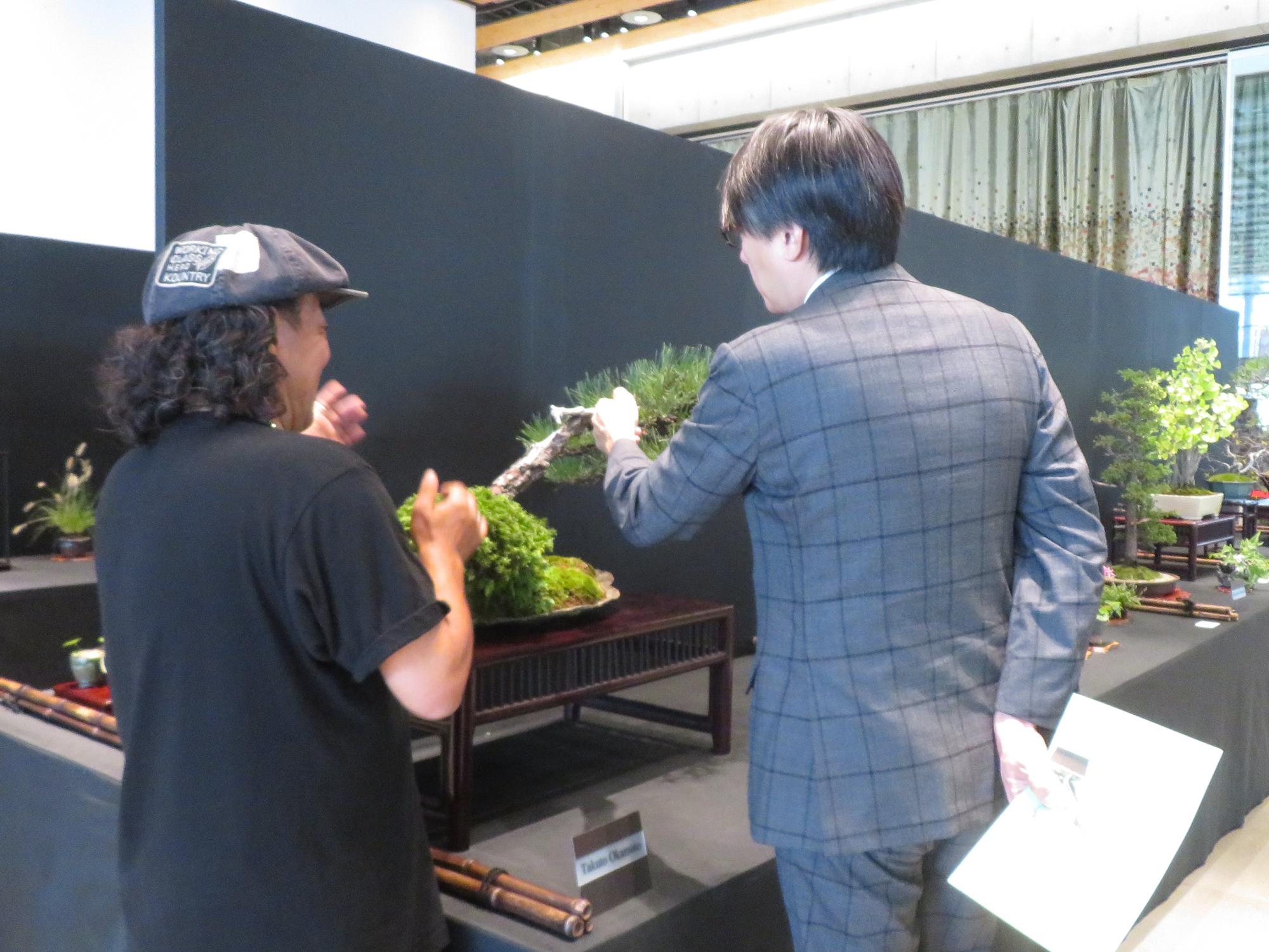 展示を見る市長の写真