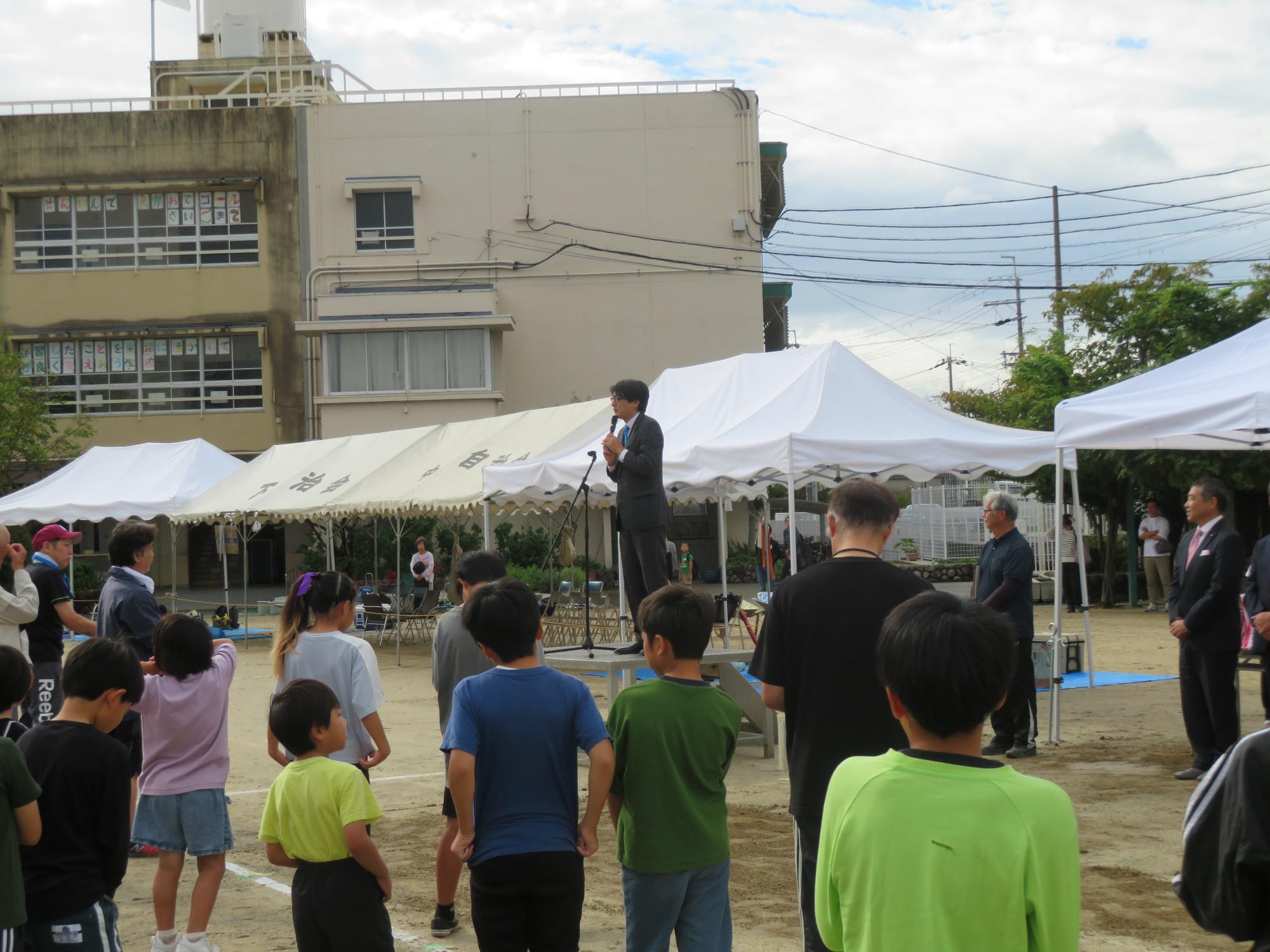 参加者の前であいさつをする市長の写真