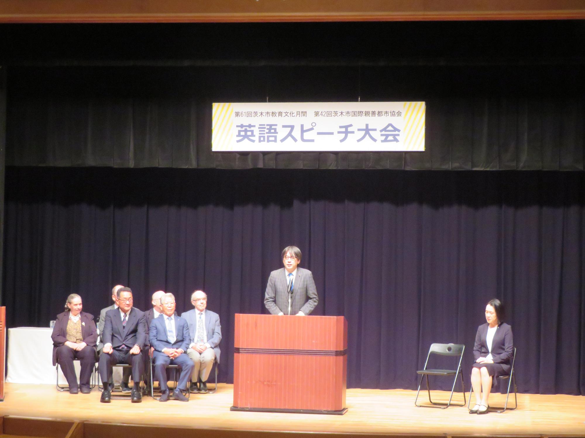 舞台上であいさつをする市長の写真