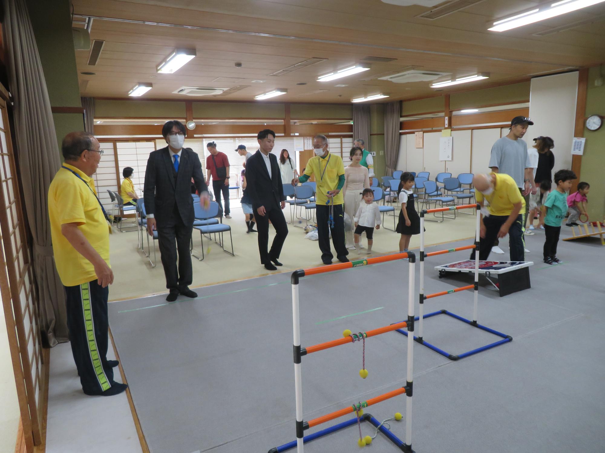 ニュースポーツを体験する市長の写真