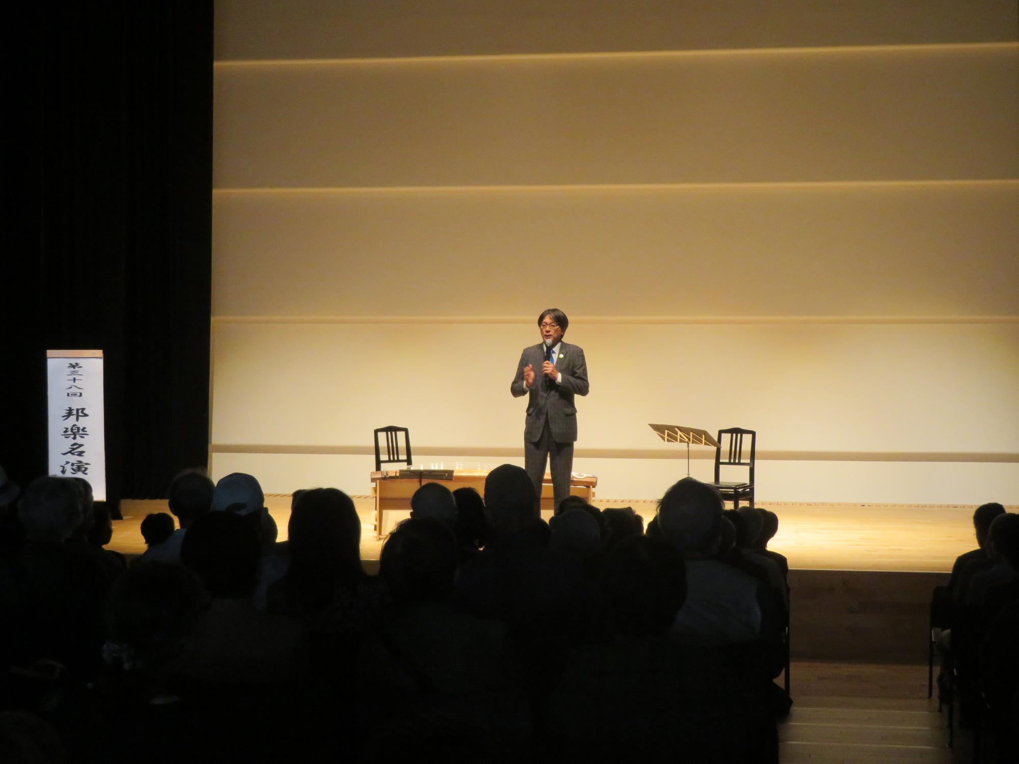 来場者の前であいさつをする市長の写真