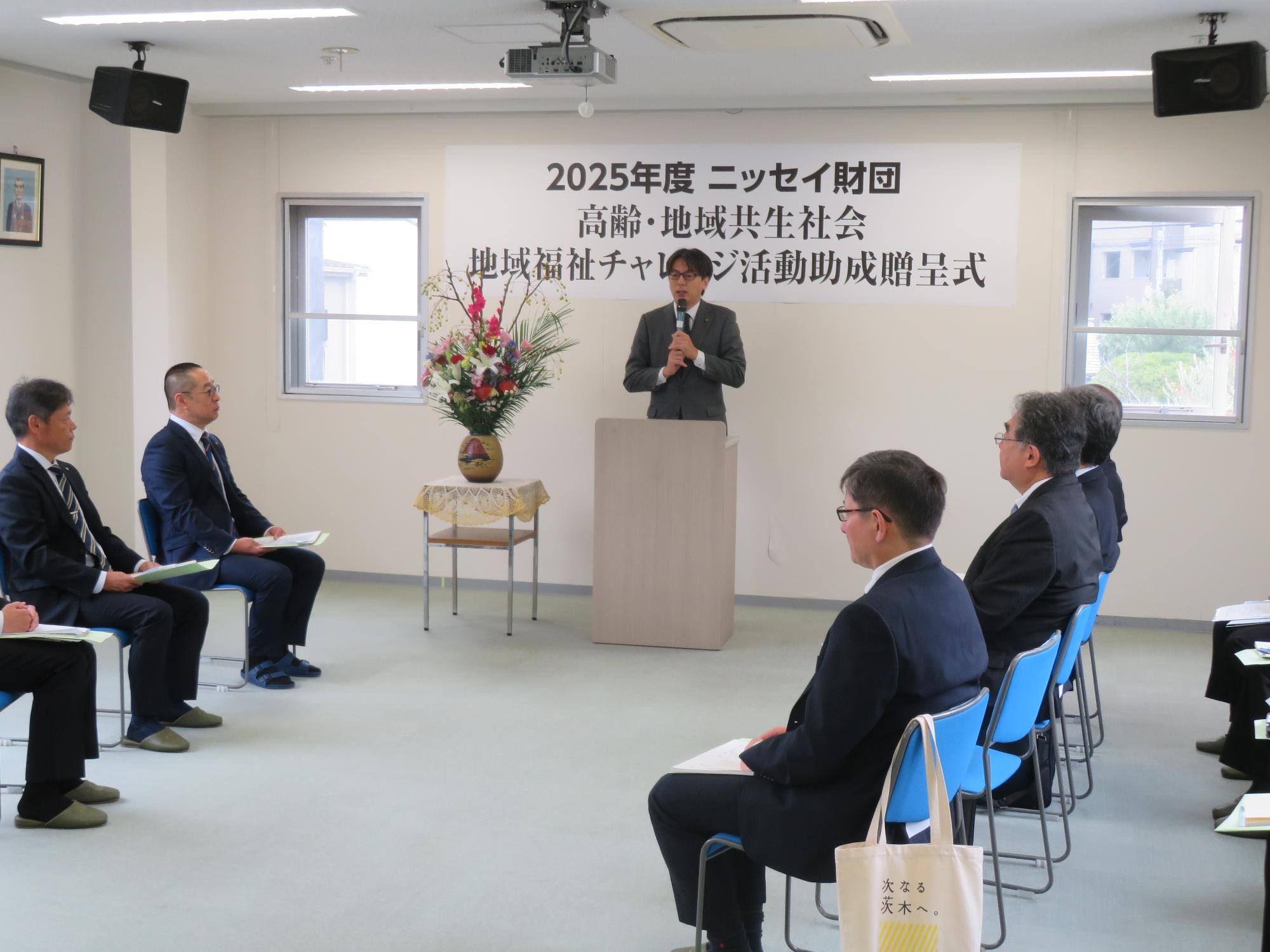 出席者の前であいさつをする市長の写真